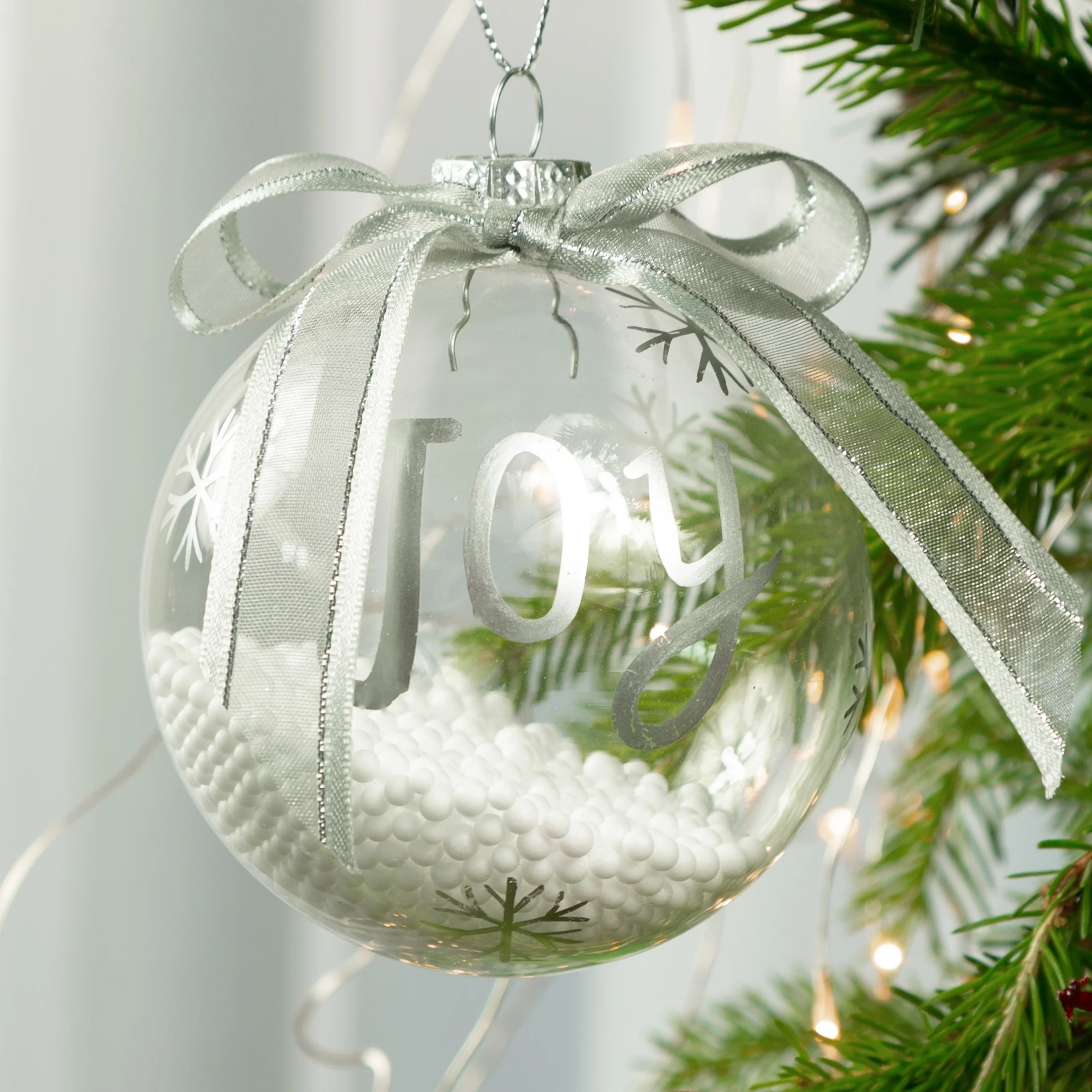 Szklana transparentna bombka z kokardą wypełniona kulkami styropianu | eurofirany