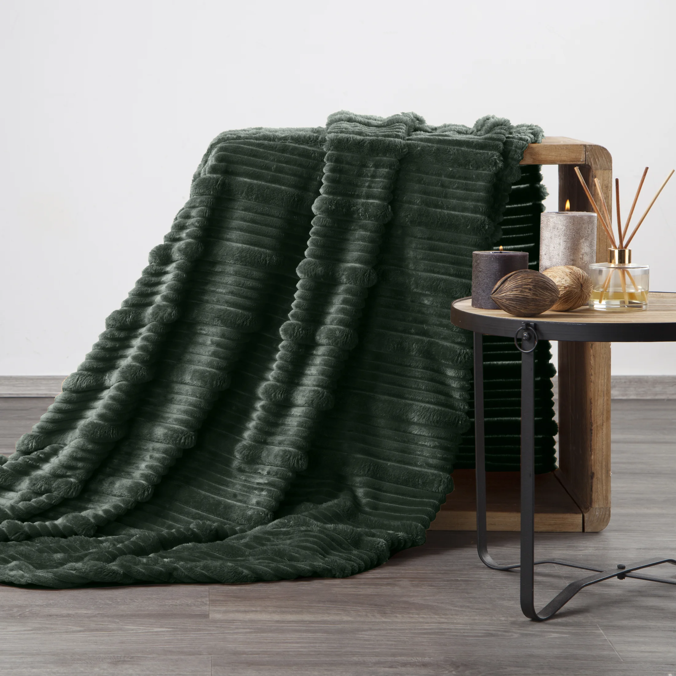 Koc 150x200 cm ciemnozielony, typu flano z wzorem 3D NINA | eurofirany