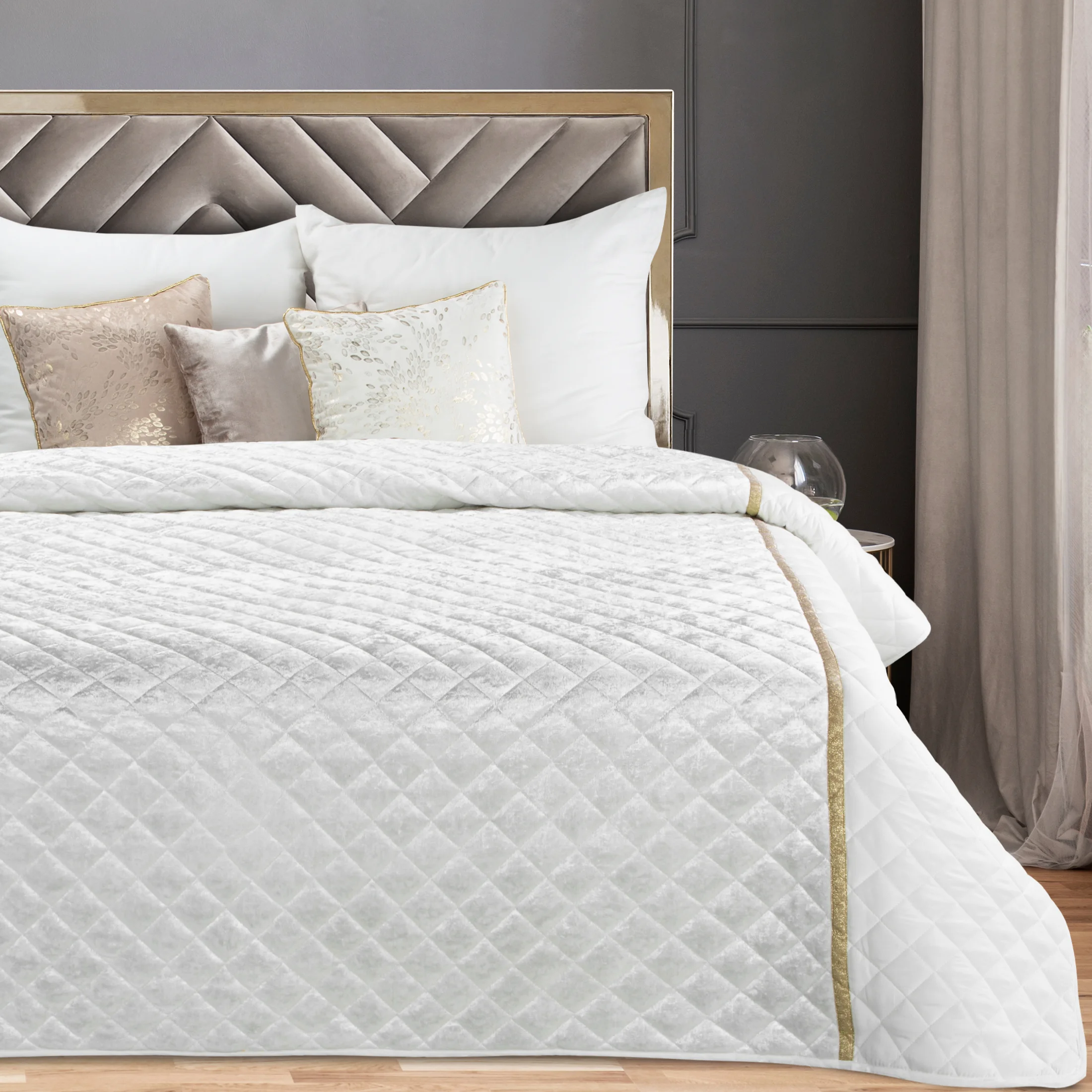 Narzuta welwetowa biała 220x240 cm zdobiona błyszczącą pasmanterią pikowana metodą tradycyjnego szycia KRISTIN Eurofirany Premium | eurofirany