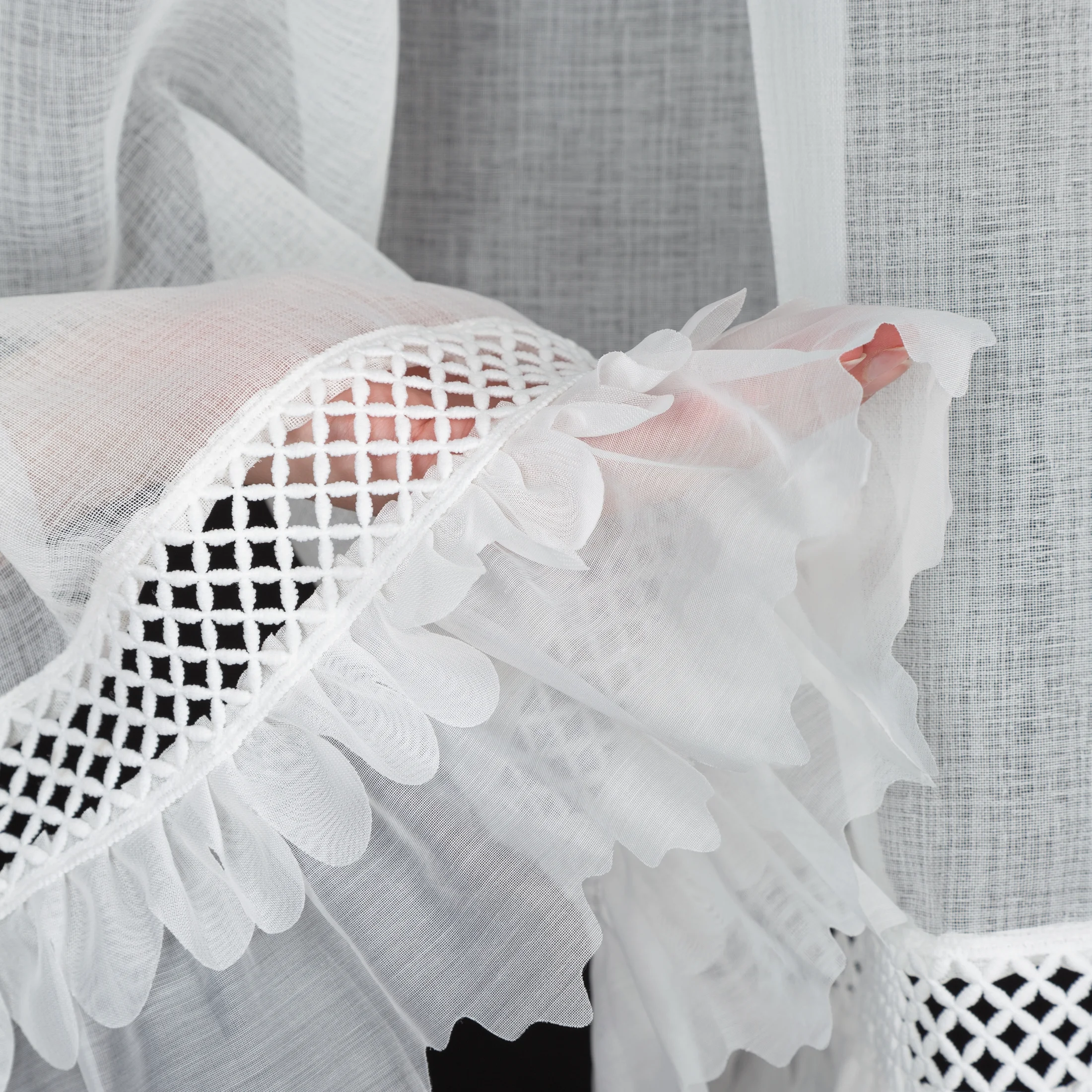 Zazdrostka biała zdobiona subtelną aplikacją oraz gipiurą 150x40 cm szelki - KATRIN