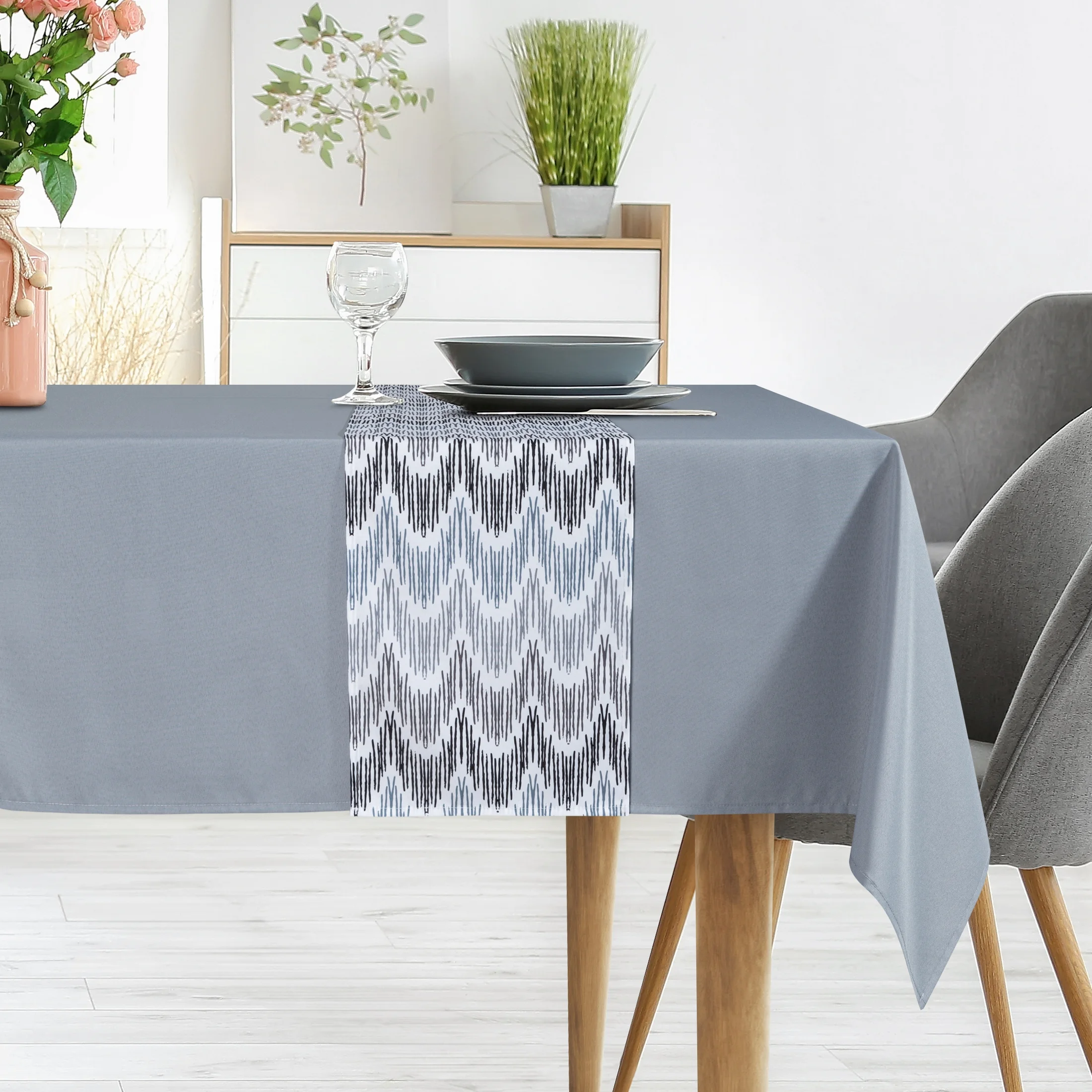 Komplet obrus z bieżnikiem popielato, biały 140x180 cm ANITA 2 zdobiony subtelnym wzorem geometrycznym