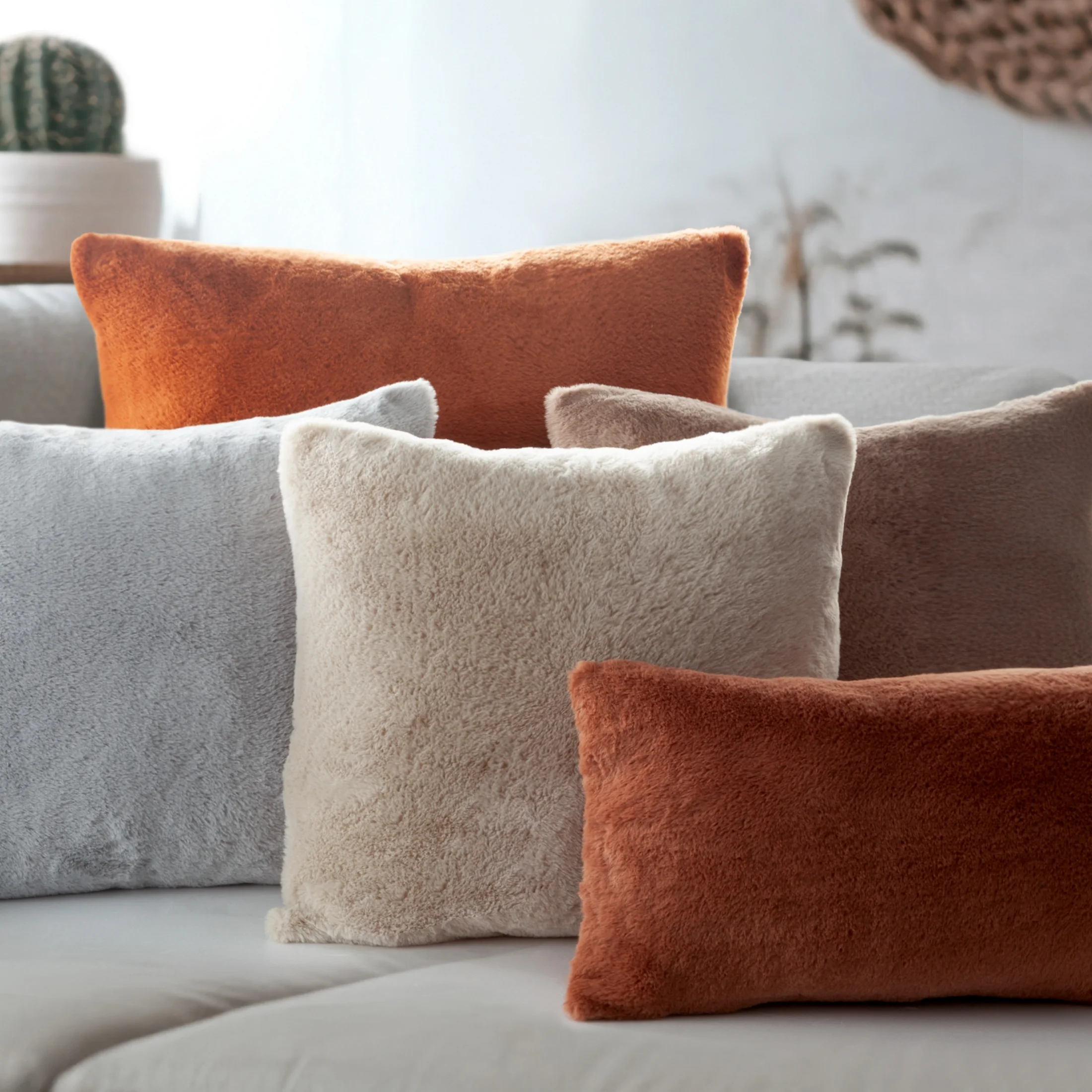 Poszewka na poduszkę 30x50 cm jasnobrązowa z miękkiej futrzanej tkaniny NINA