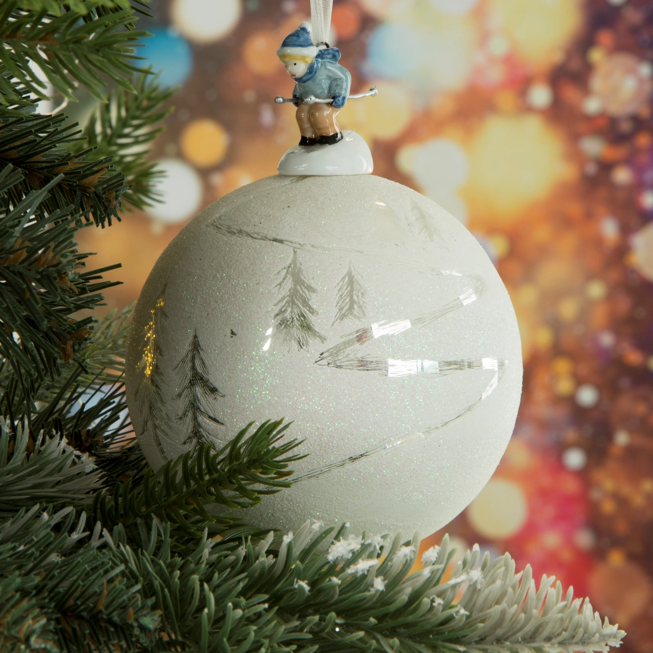 Bombka szklana zwieńczona szklaną figurką chłopczyka na nartach | eurofirany