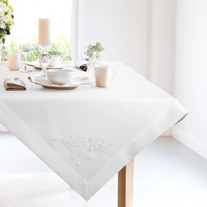 Bieżnik na stó biały 85x85 cm TULIA obszyty szeroką kantą i zdobiony koronkową aplikacją EUROFIRANY PREMIUM