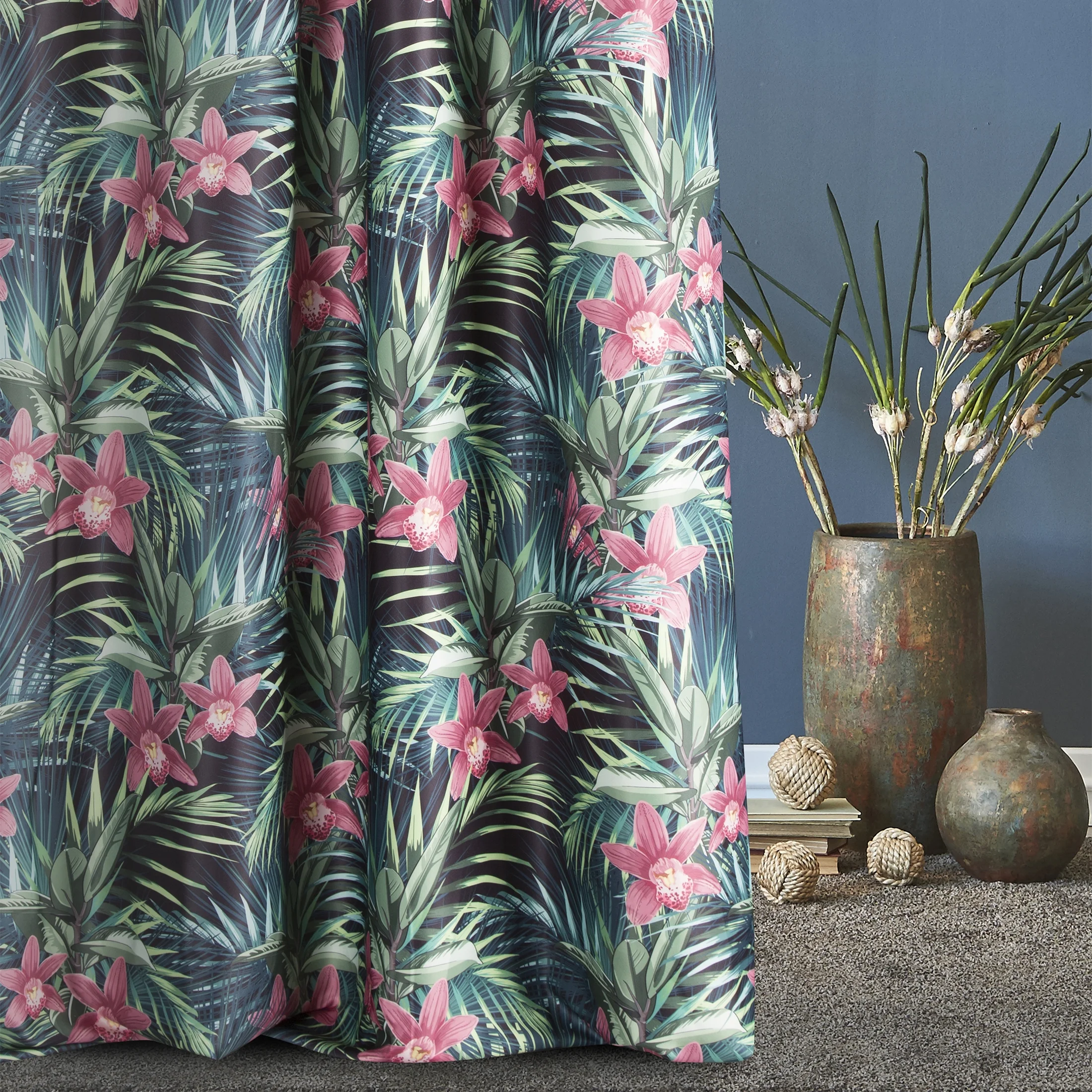 Tkanina zasłonowa zaciemniająca typu blackout z motywem egzotycznych liści i storczyków