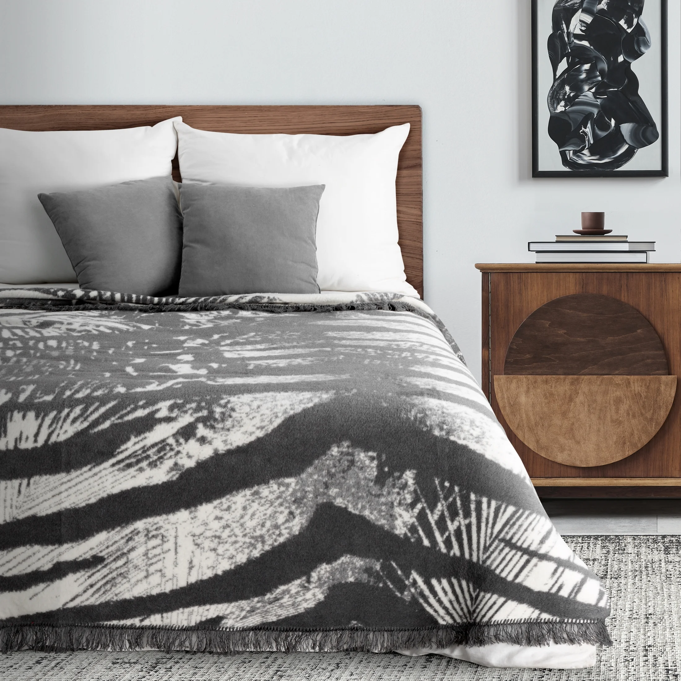 Koc bawełniano-akrylowy 220x240 cm stalowo, biały z designerskim wzorem zakończony frędzlami AKRYL Eva Minge | eurofirany