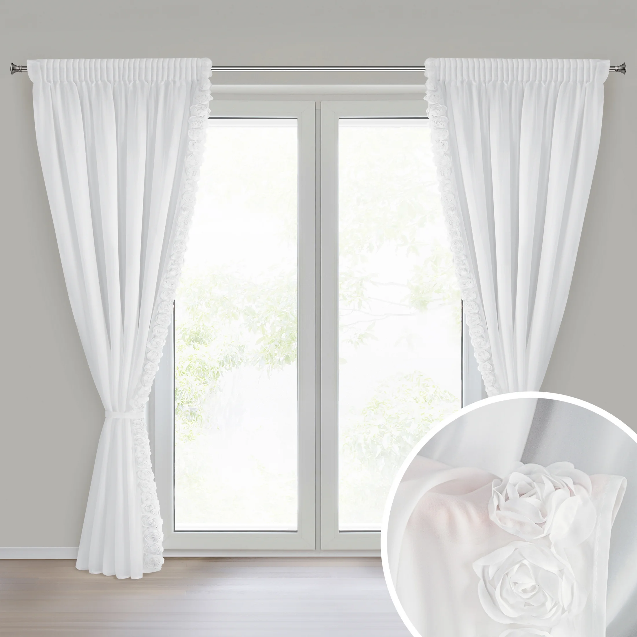 Komplet 2 szt. firan białych z tkaniny szyfonowej zdobiona pasem 3D róż, w zestawie troczek 140x270 cm taśma - ROSES Eva Minge | eurofirany