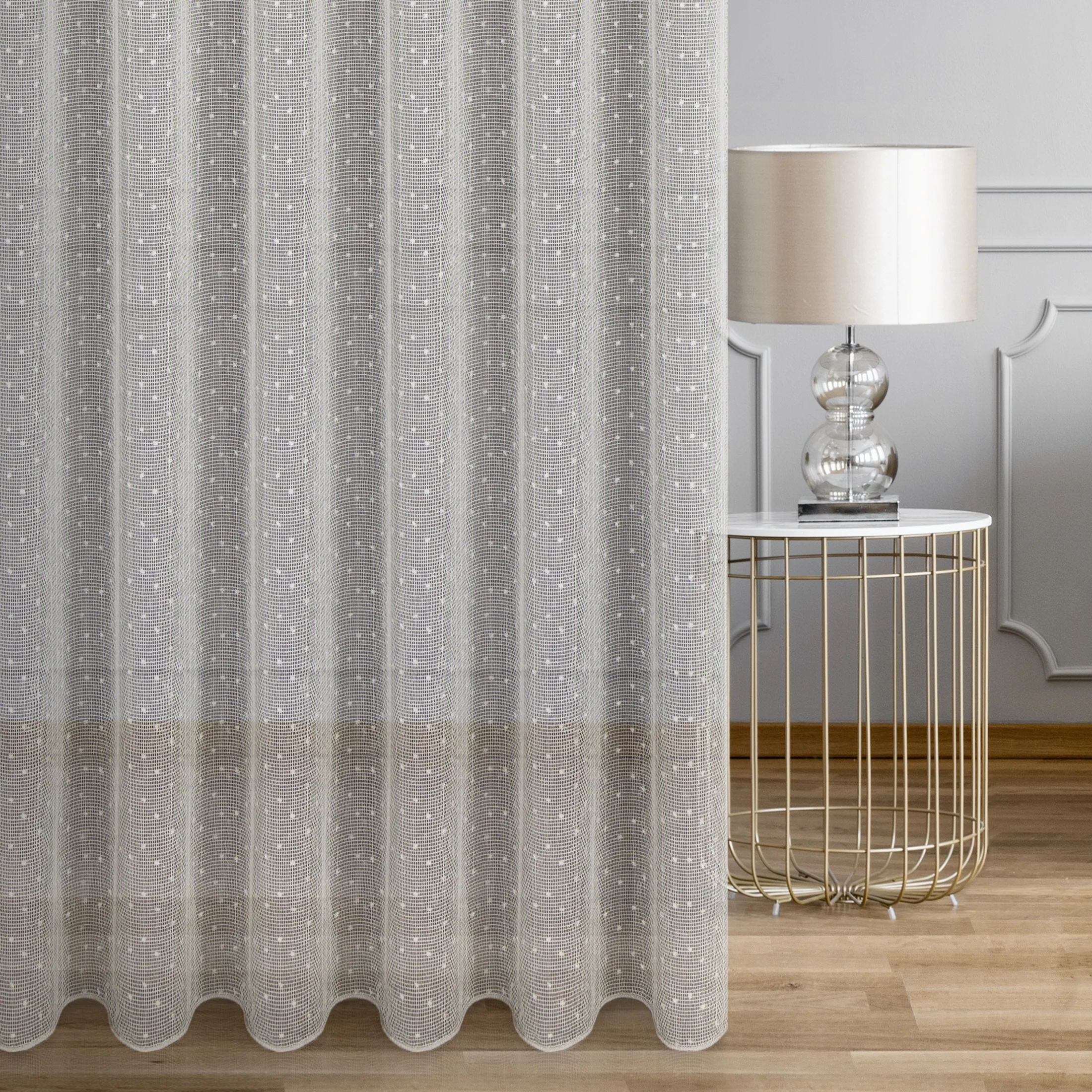 Tkanina firanowa matowa siateczka z subtelnym efektem deszczyku zakończona szwem obciążającym