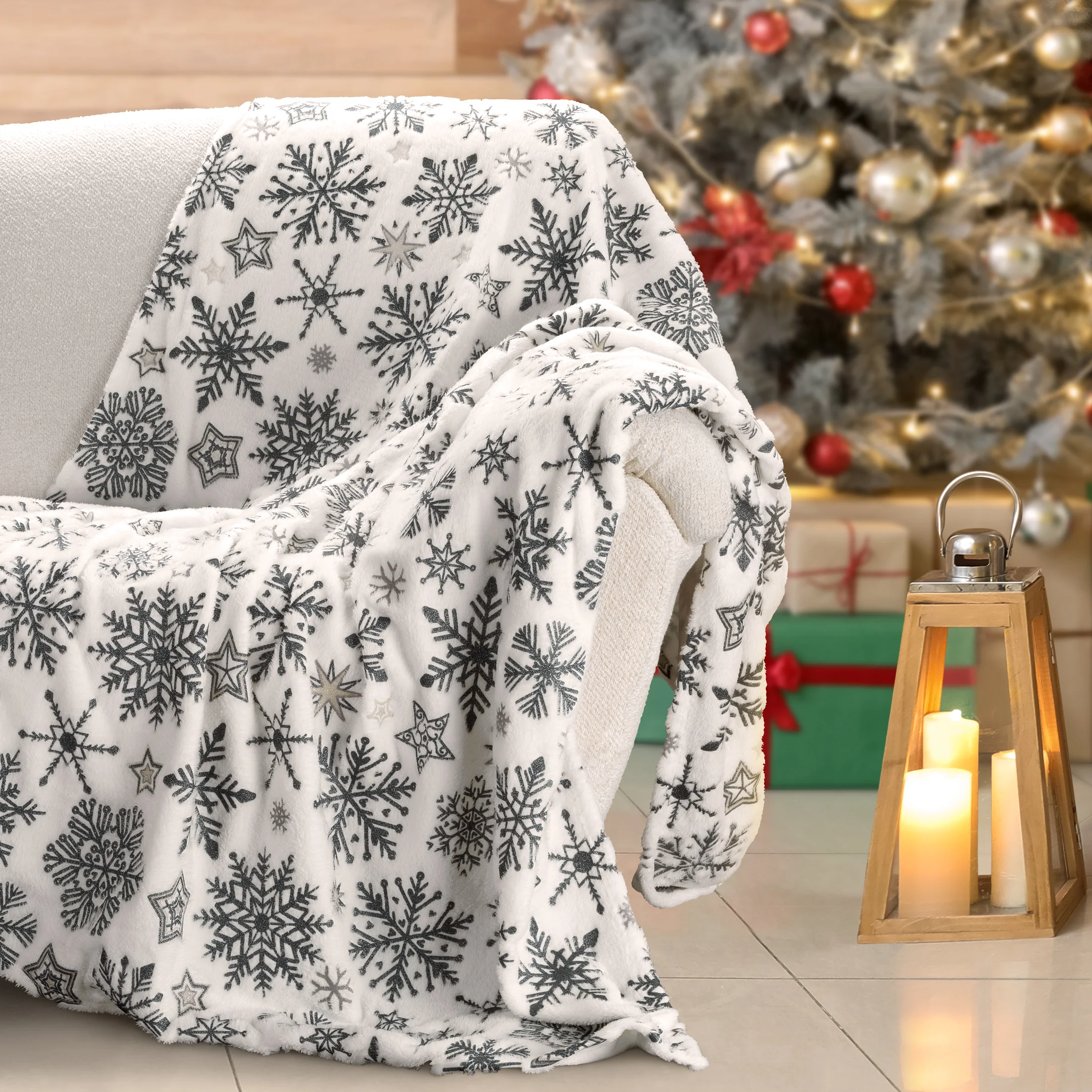 Koc świąteczny 150x200 cm biało, granatowy zdobiony nadrukiem śnieżynek | eurofirany
