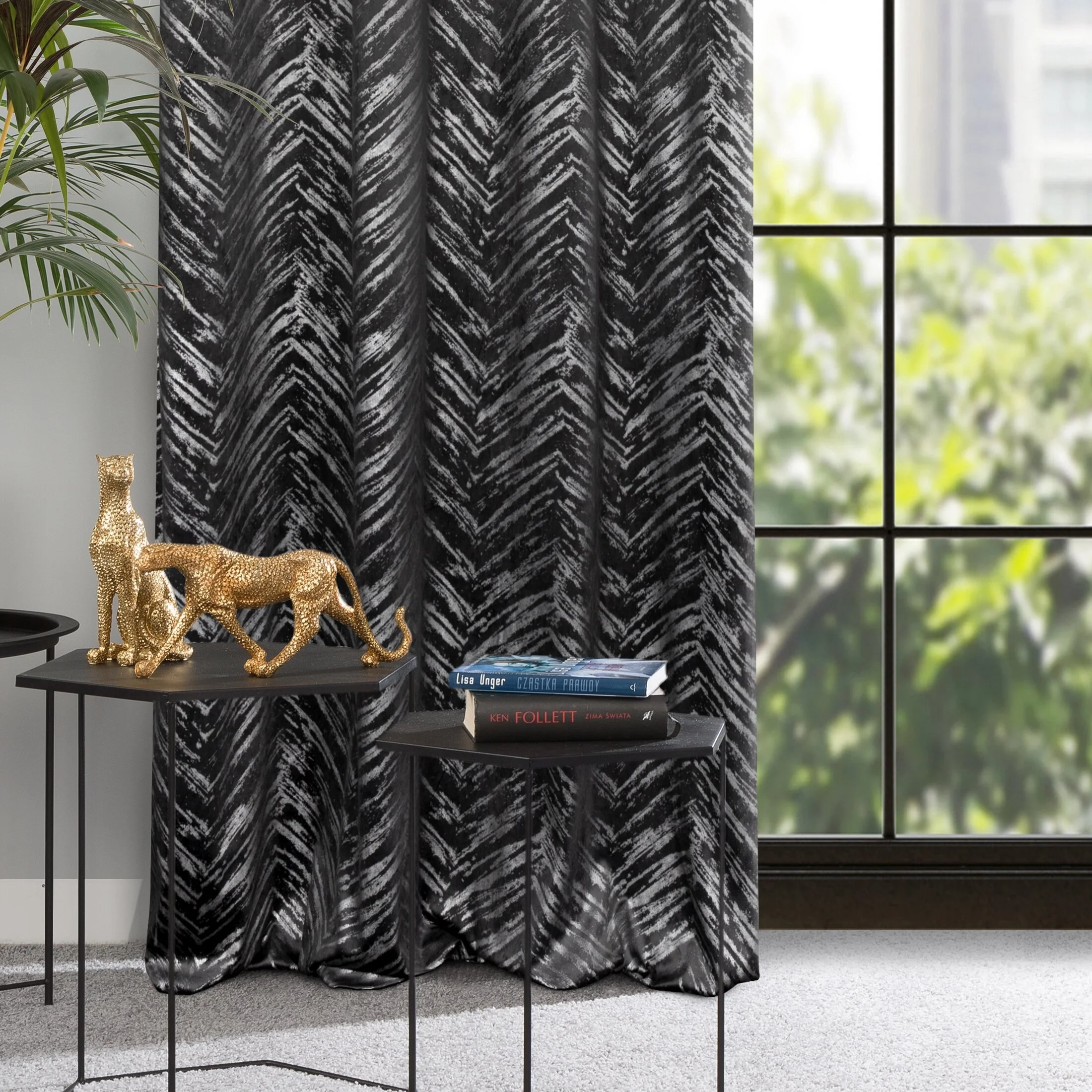 Zasłona czarna z błyszczącym złotym nadrukiem z welwetu 140x250 cm przelotka - - SARA | eurofirany