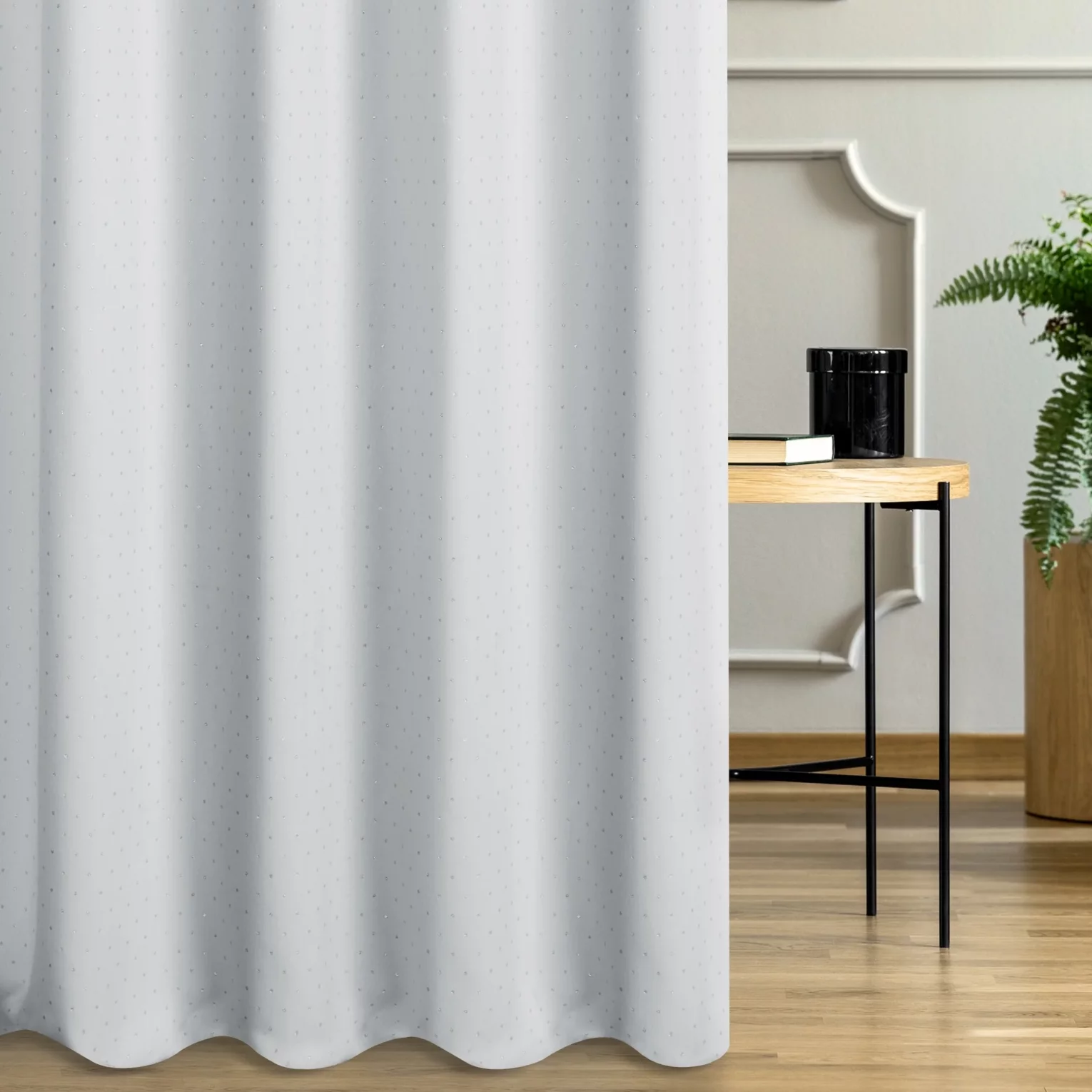 Zasłona szyta na flexach biało srebrna z gładkiej tkaniny przeplatanej błyszczącą lureksową nicią o wzorze w kropki