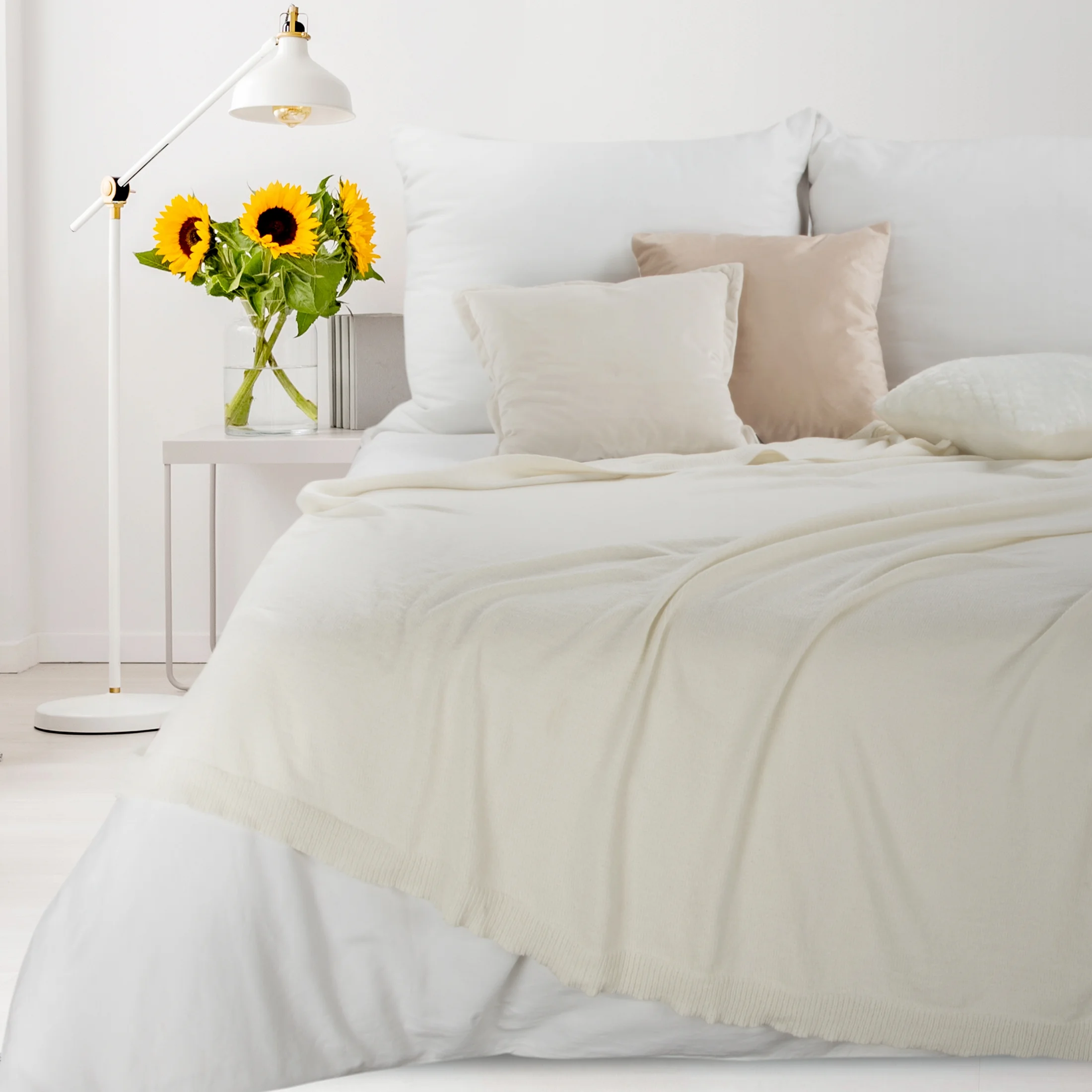 Koc 150x180 cm kremowy bardzo miękki o strukturze szenilu EMI