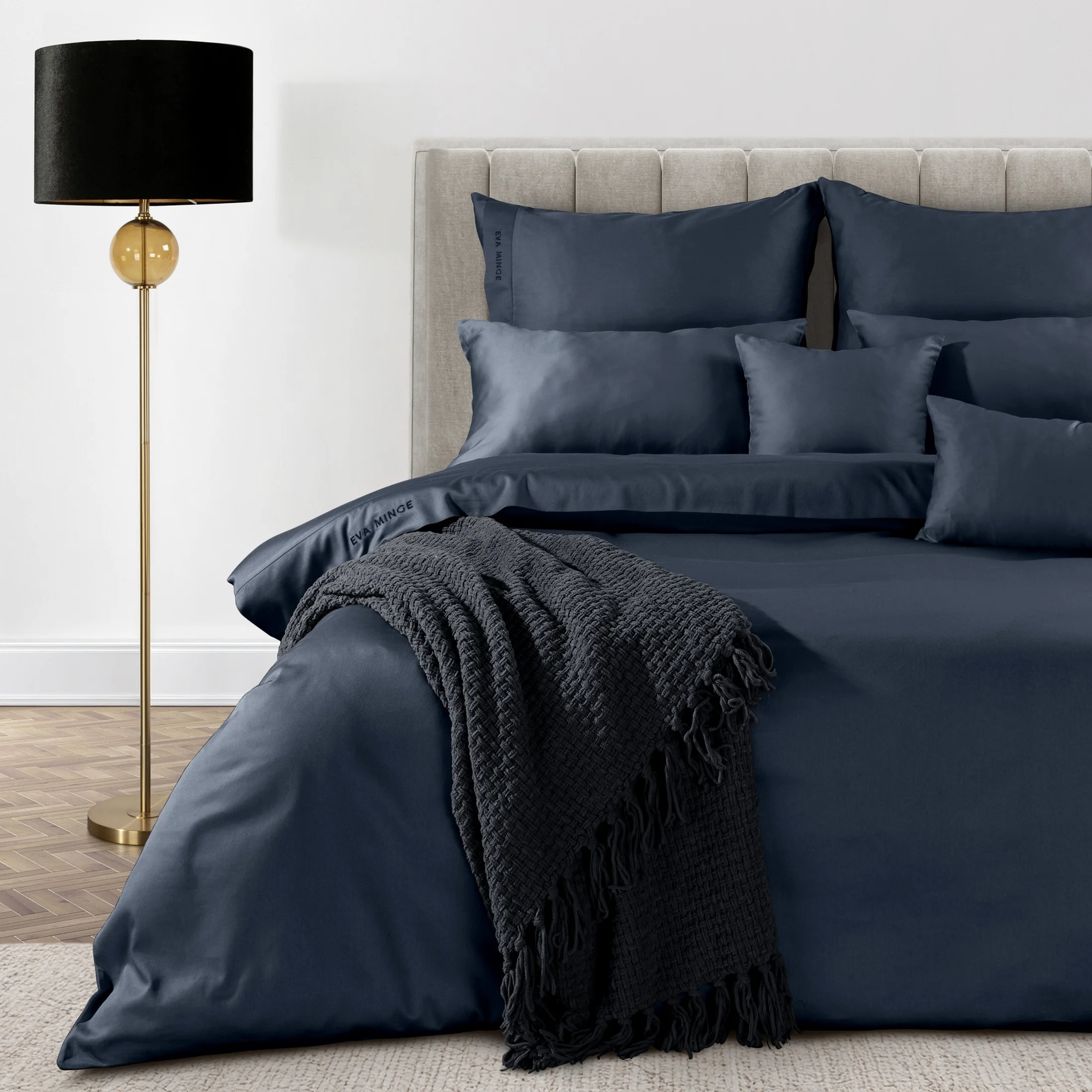 Pościel 140x200 cm z bawełny, makosatyny kolor ciemnogranatowy z ozdobną kantą i haftem kolekcja MINGE ELEGANTE | eurofirany