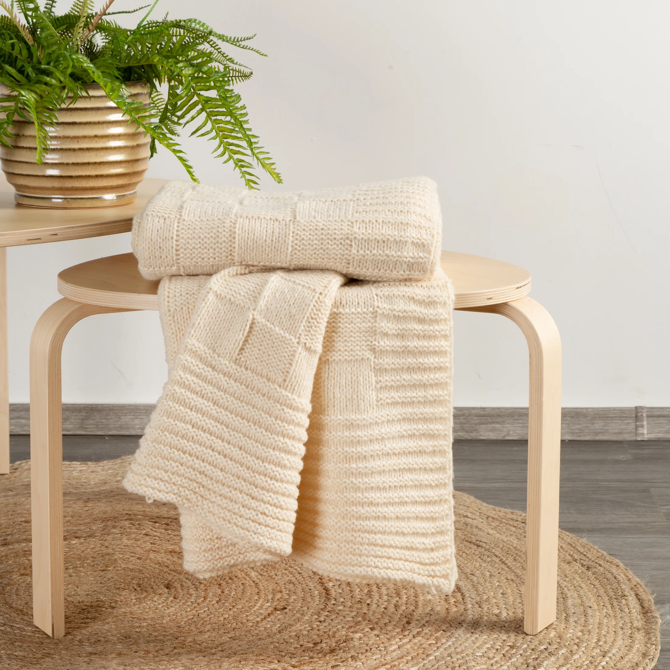 Koc 130x170 cm beżowy o widocznym splocie PLED |