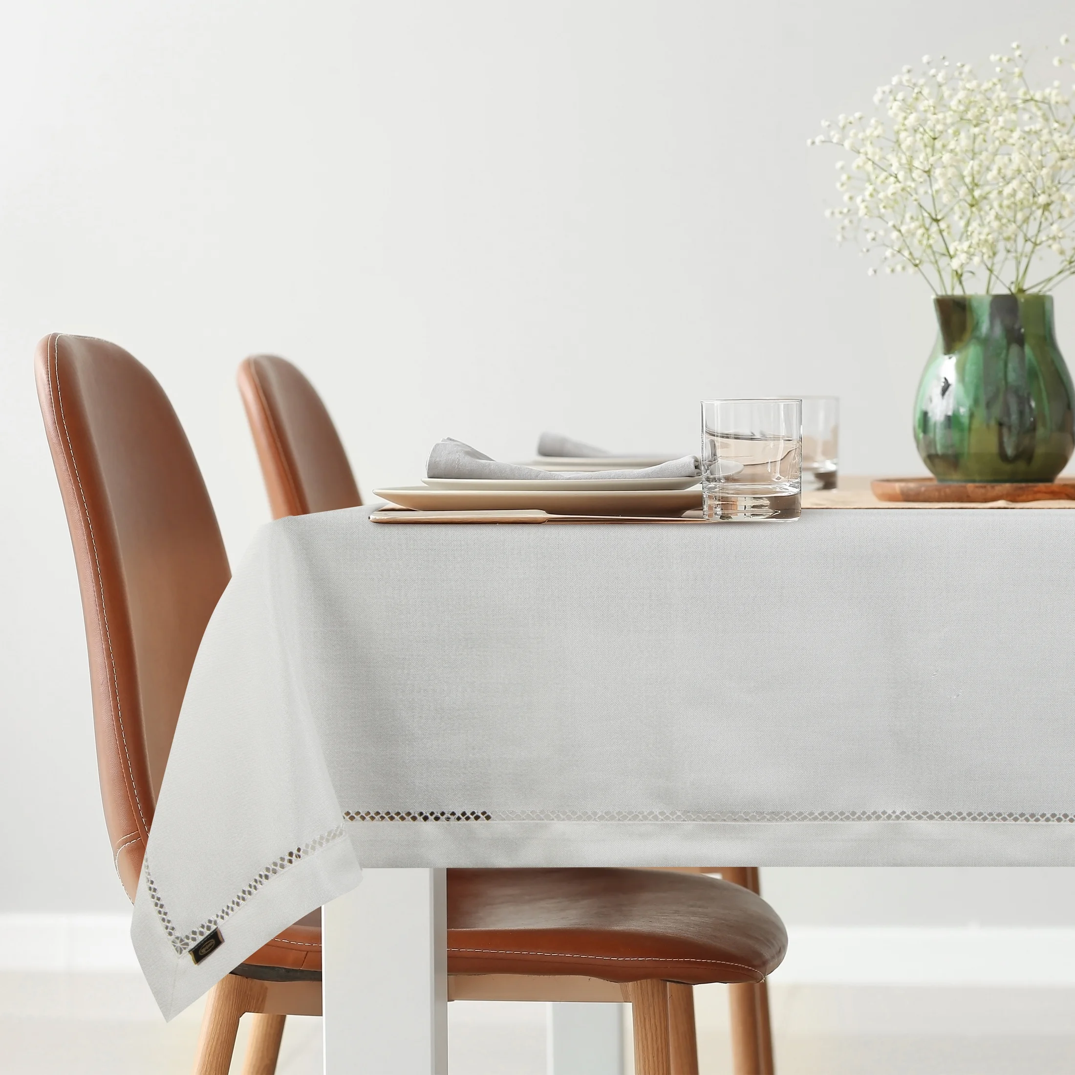 Obrus biały 145x350 cm EMILY z ozdobną listwą i mereżką
