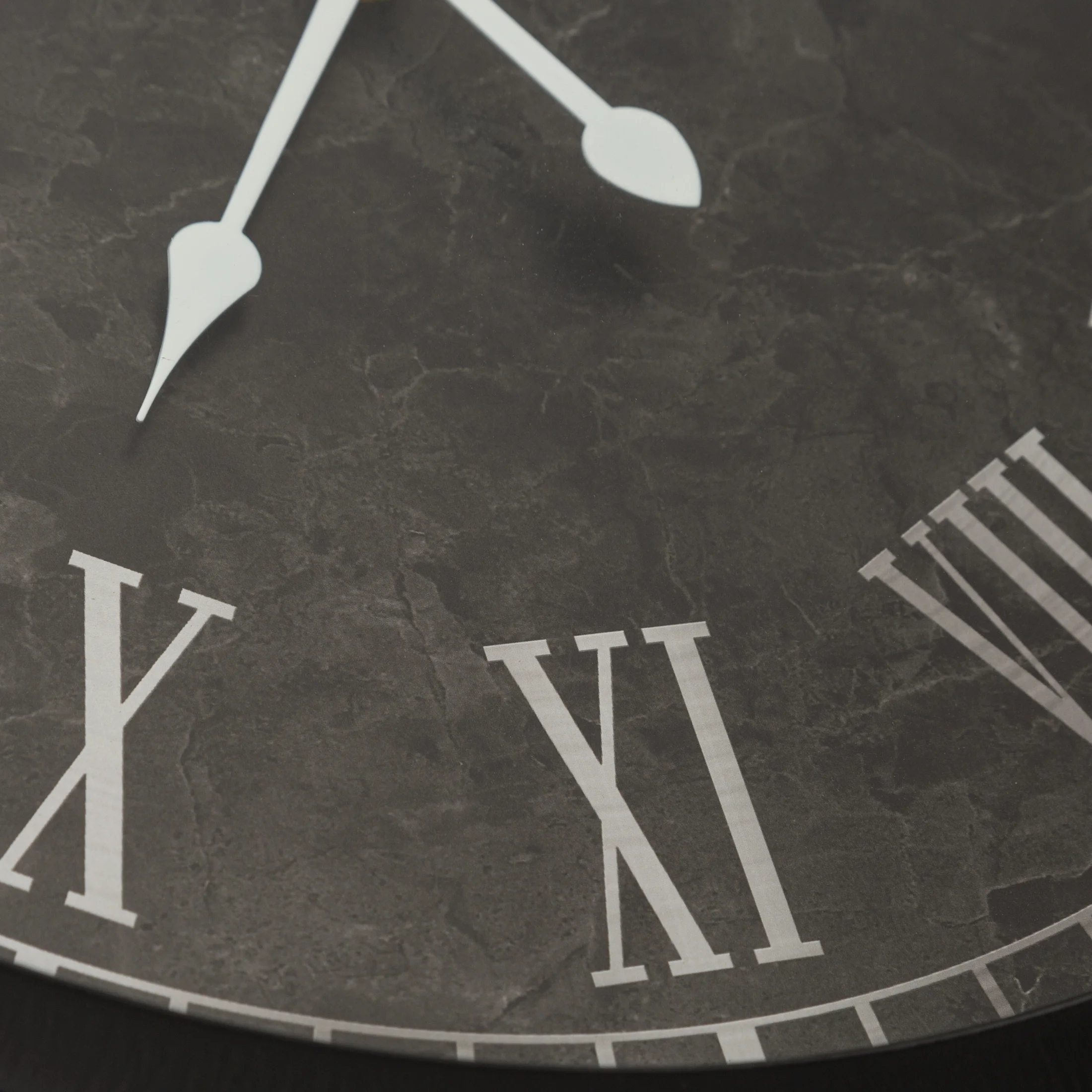 Zegar ścienny beżowo-biały z rzymskimi cyframi, styl retro średnica 40x7 cm