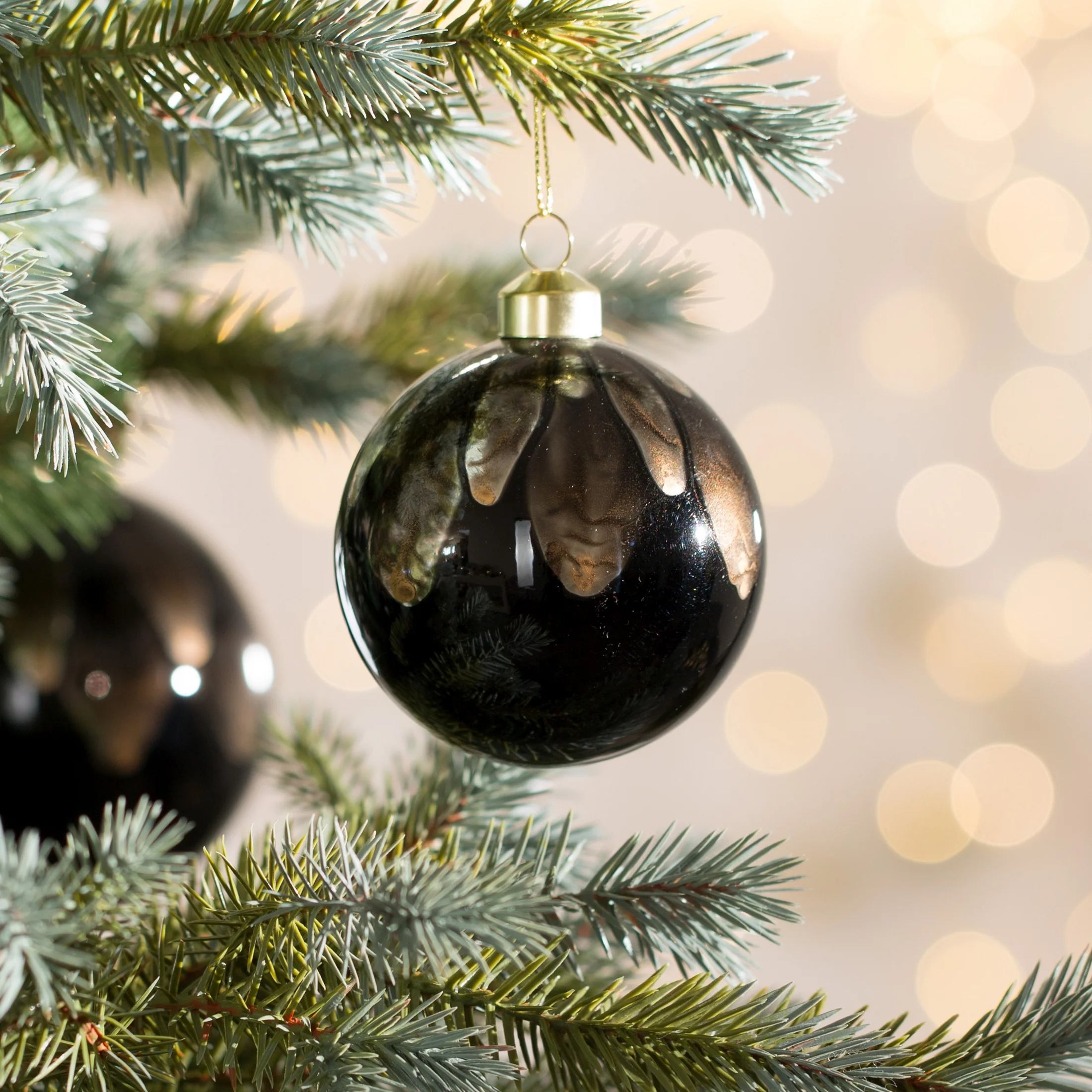 Szklana bombka choinkowa ręcznie zdobiona motywem delikatnych liści | 