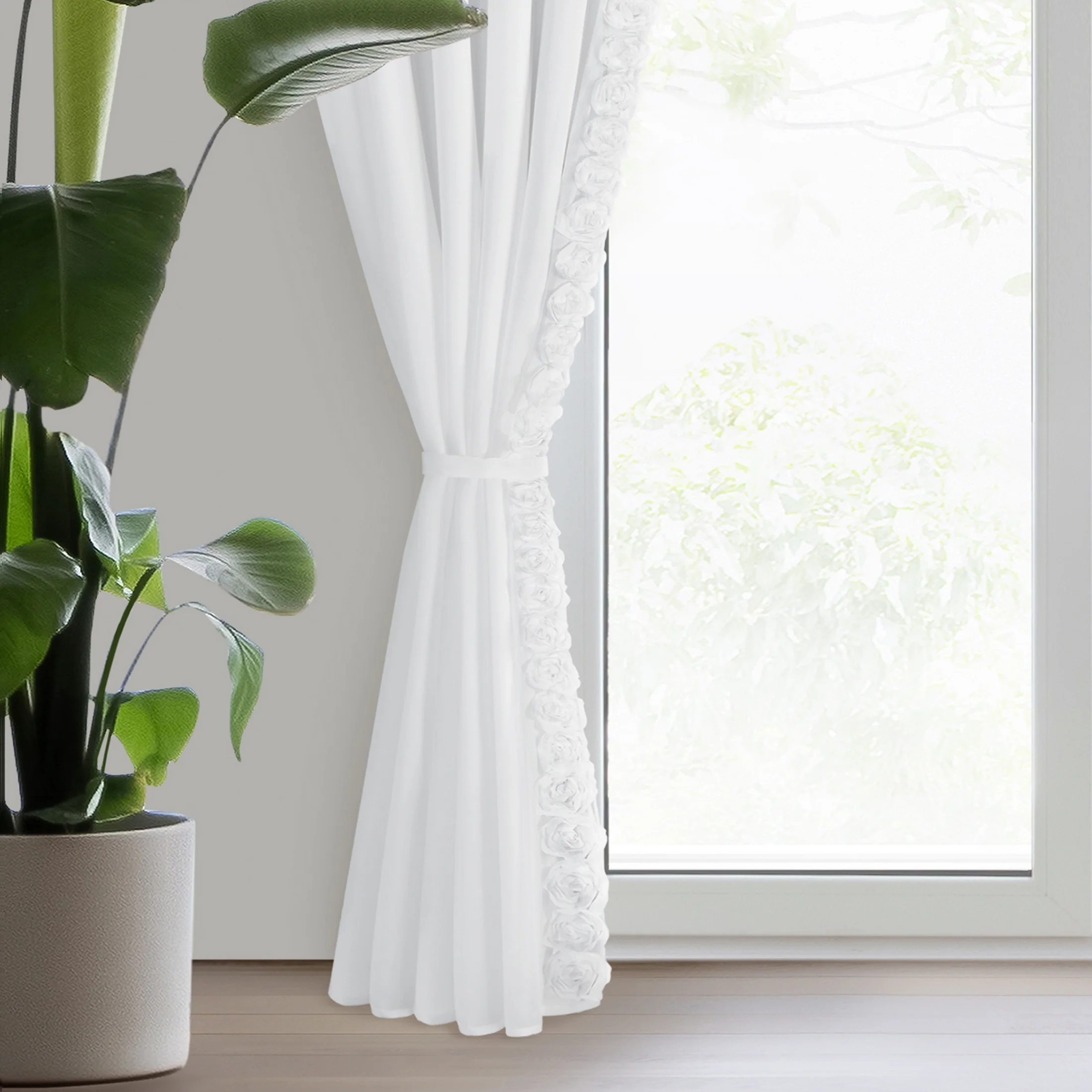 Komplet 2 szt. firan białych z tkaniny szyfonowej zdobiona pasem 3D róż, w zestawie troczek 140x270 cm taśma - ROSES Eva Minge | eurofirany