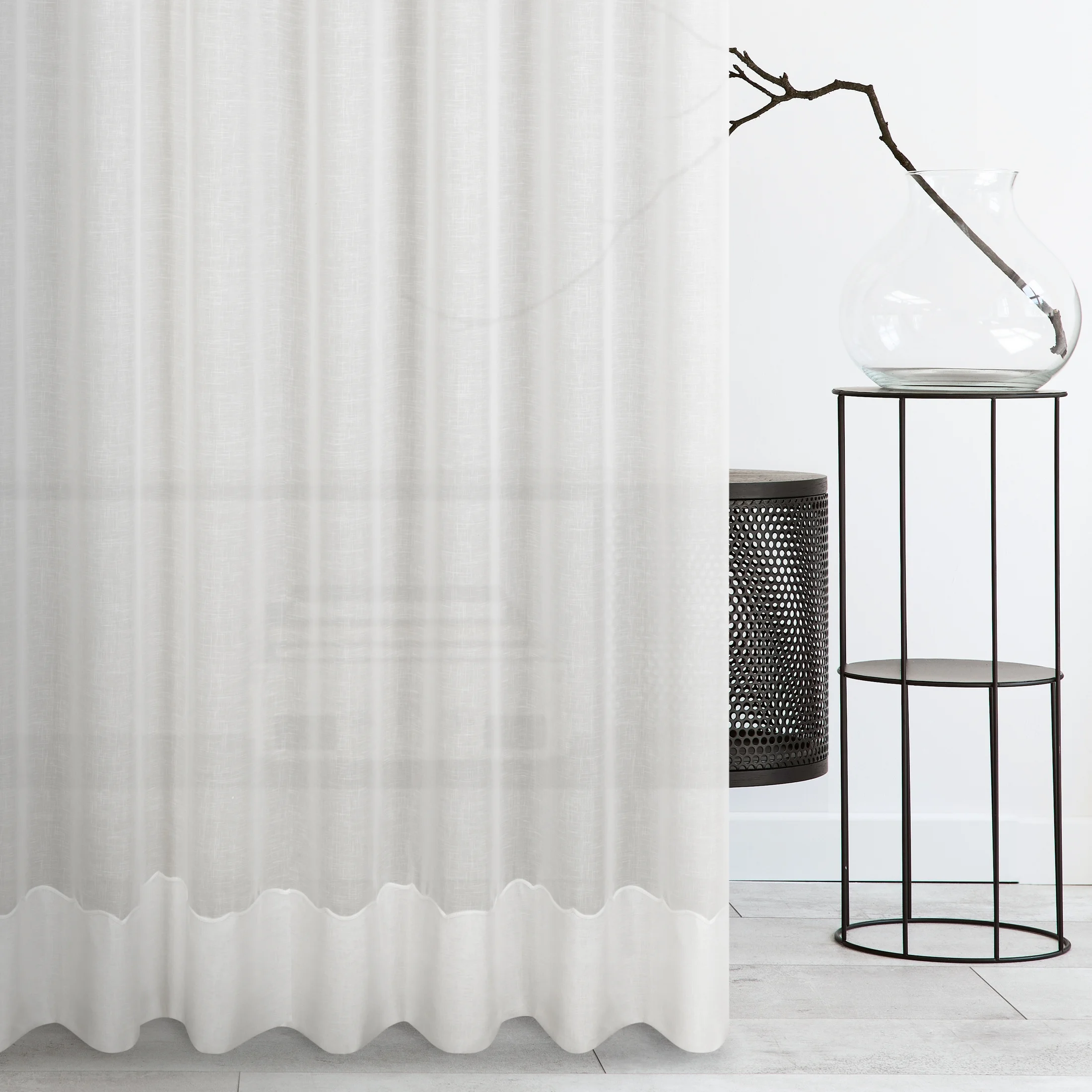 Tkanina firanowa, matowa wykończona efektownym podwinięciem zdobionym kordonkowym haftem