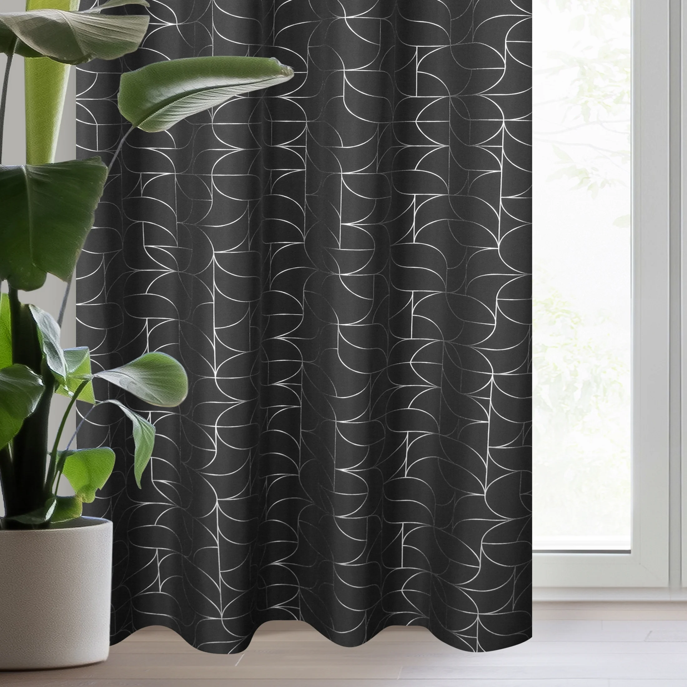 Zasłona czarna ze srebrnym geometrycznym nadrukiem 140x250 cm przelotka EVI | eurofirany