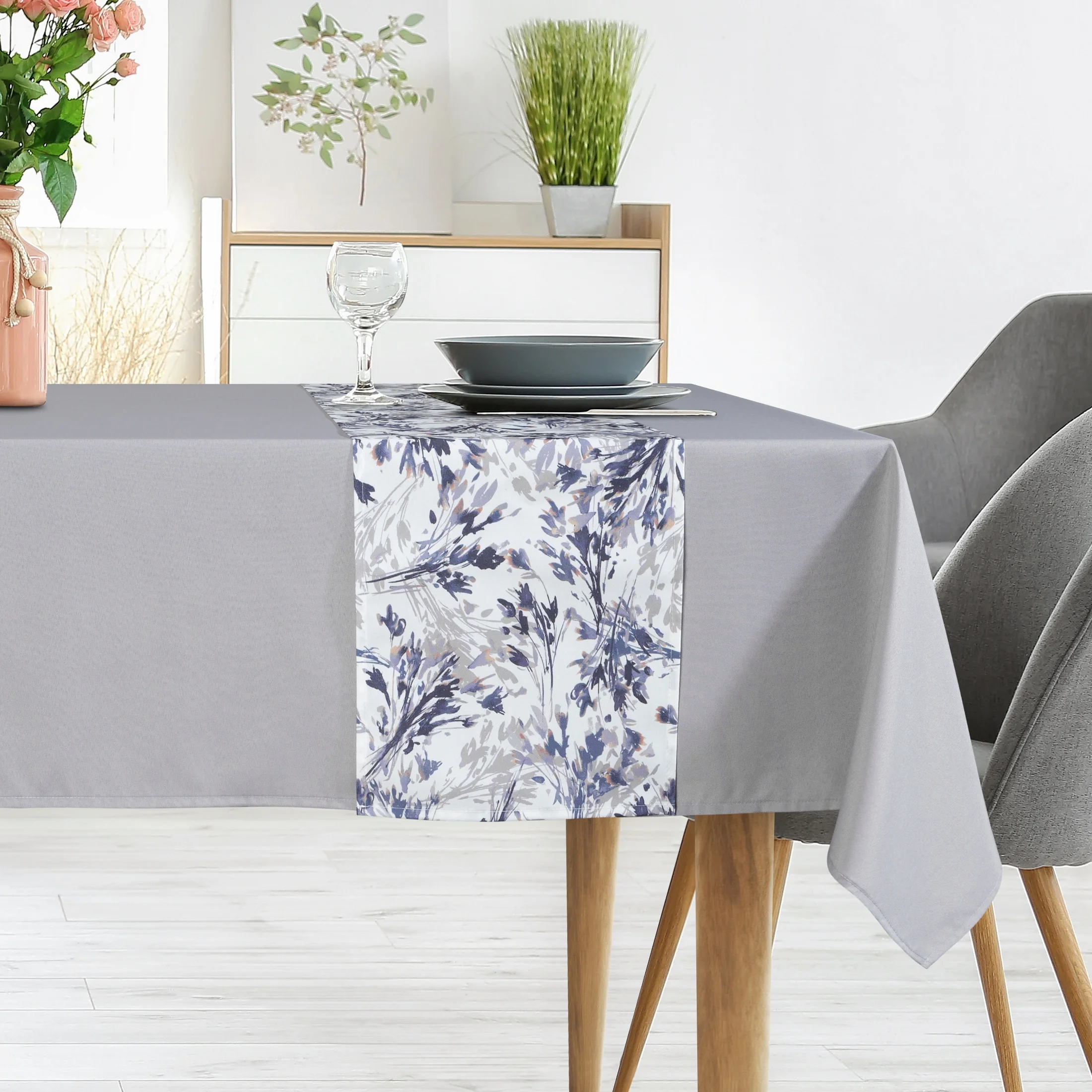 Komplet obrus z bieżnikiem jasnoszaro, biały 140x300 cm ANITA 3 zdobiony subtelnym wzorem roślinnym