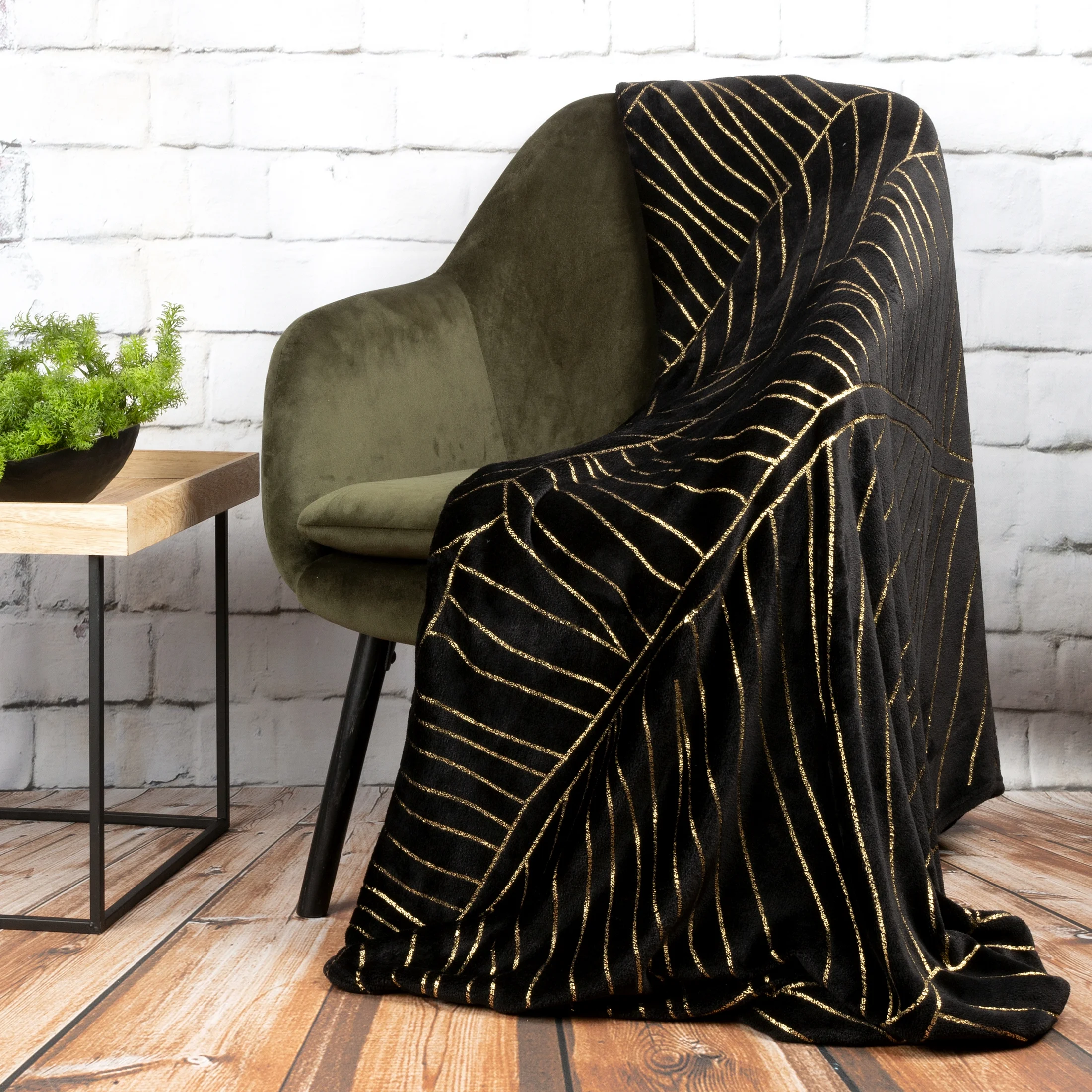 Koc 150x200 cm czarny ze złotym nadrukiem z motywem liści bananowca LUNA |