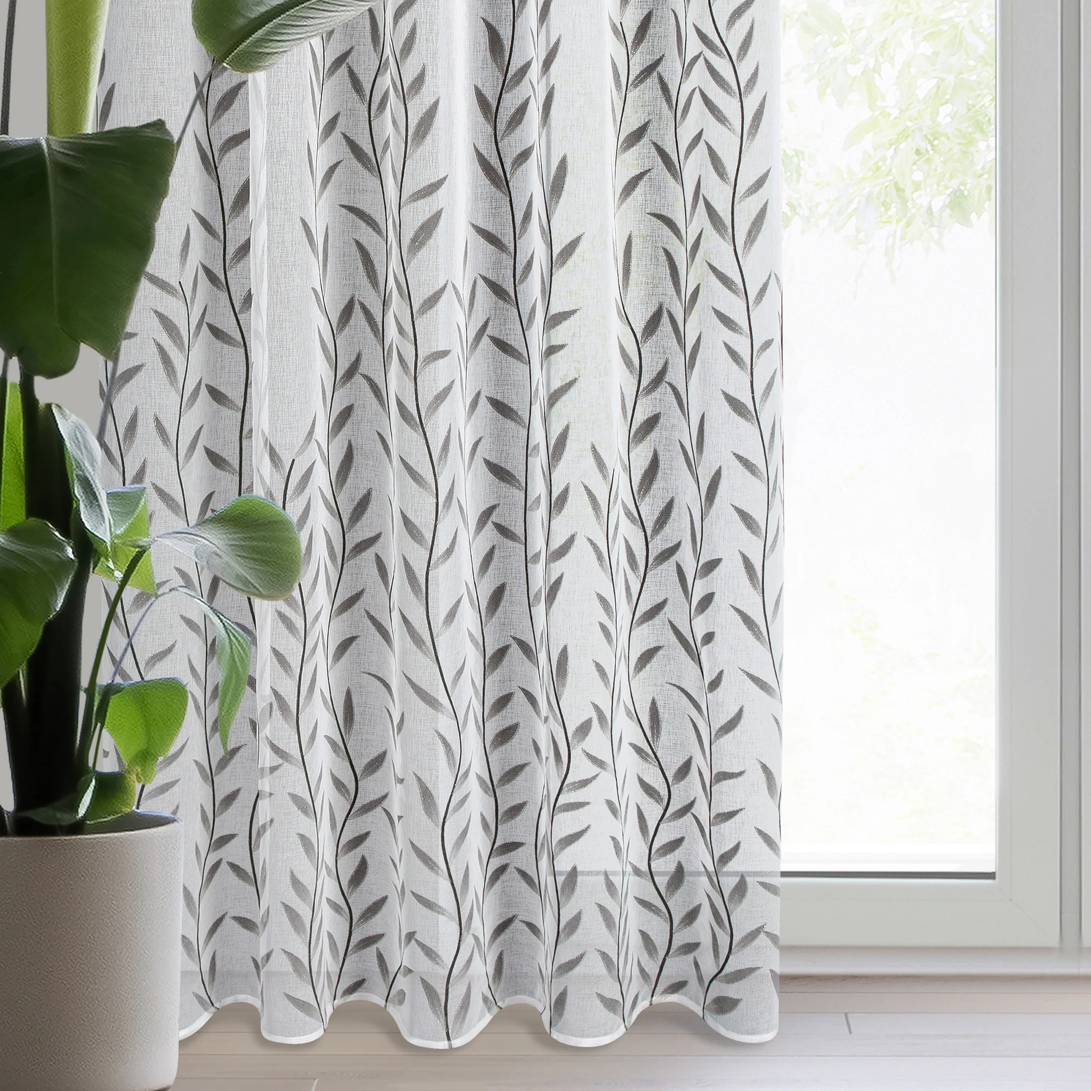Zasłona biało, srebrna zdobiona subtelnymi liśćmi z lśniącymi dodatkami z etaminy 140x270 cm taśma GLORI | eurofirany