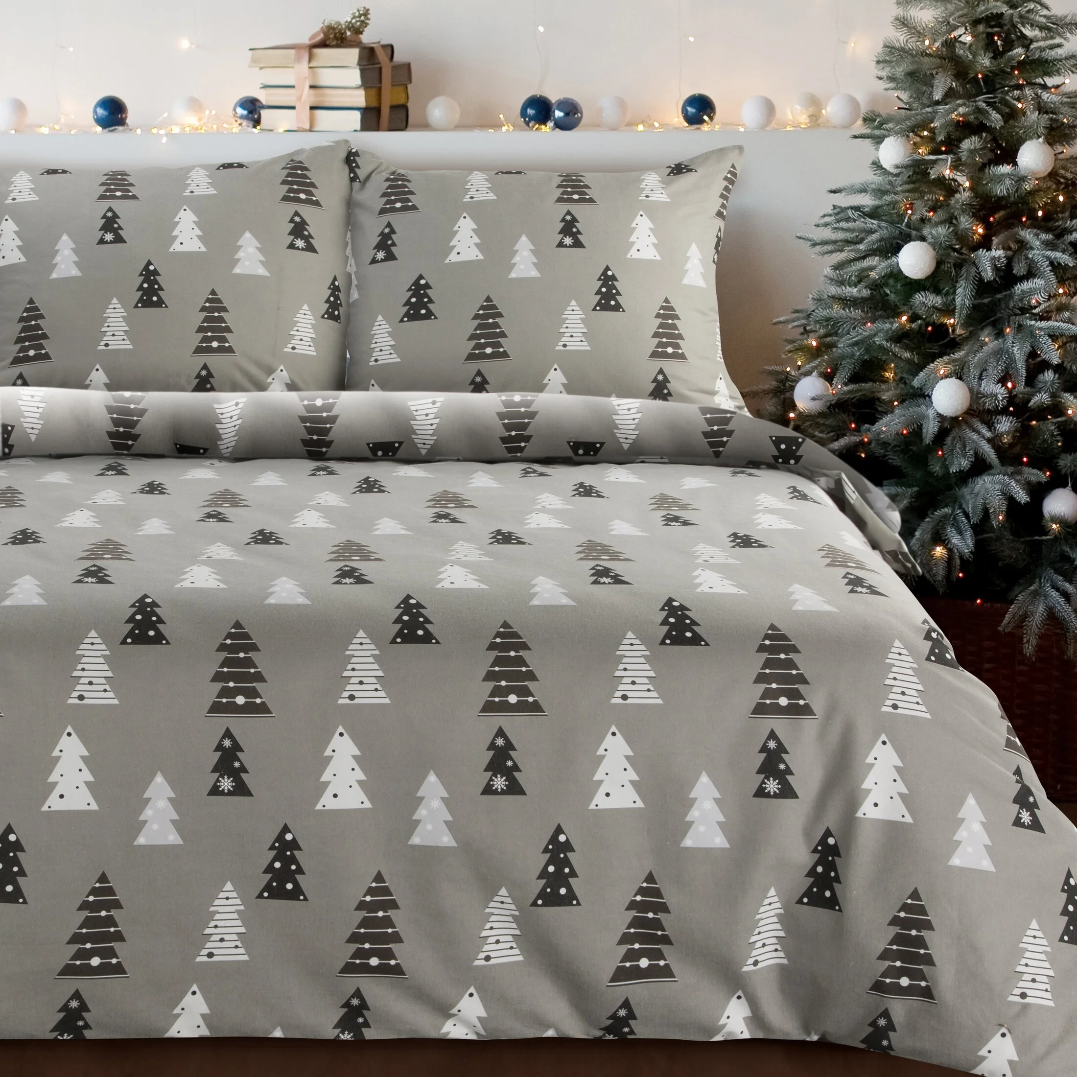 Pościel świąteczna 160x200 cm z bawełny flanelowej, kolor stalowy, biały z nadrukiem drobnych choinek LENON | eurofirany