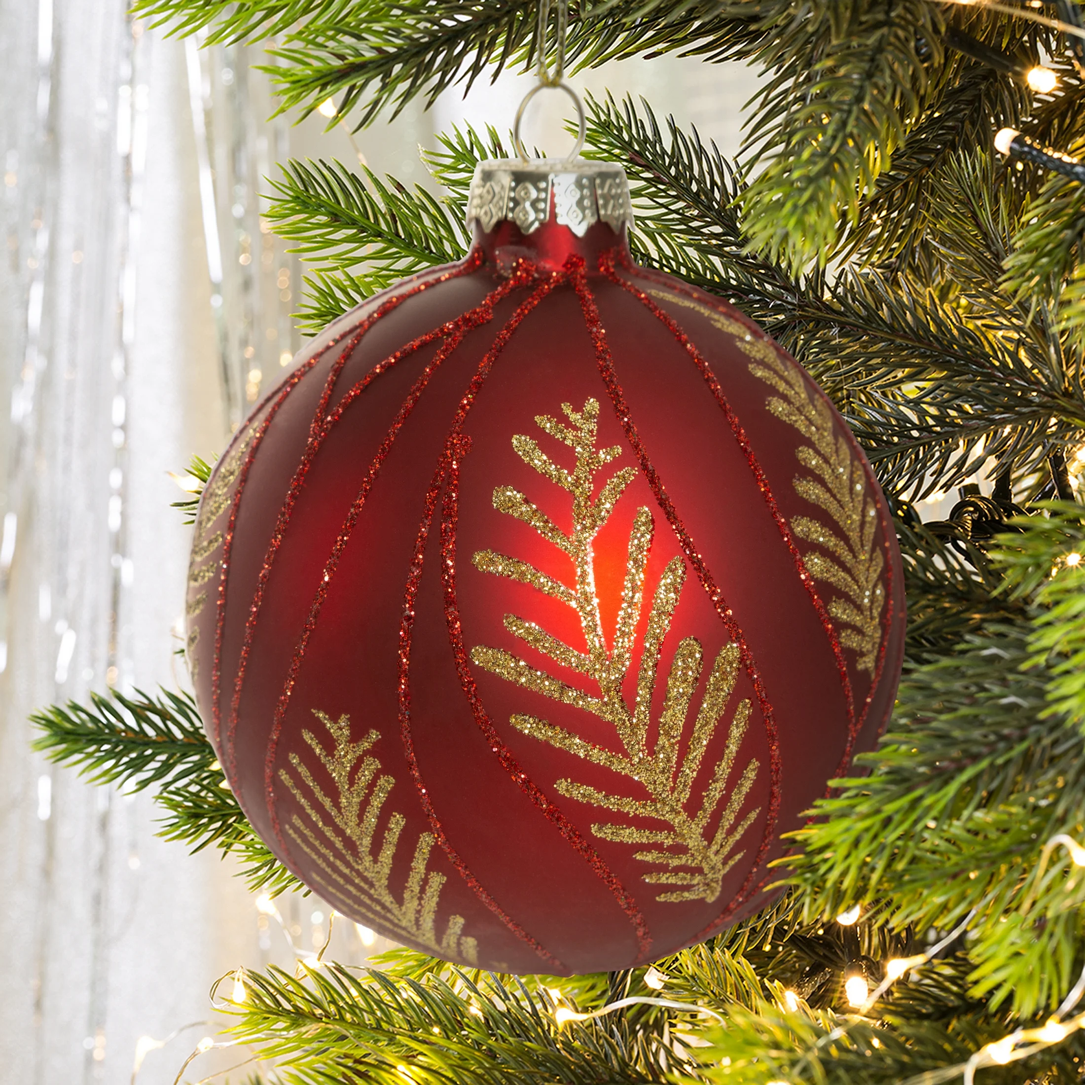 Bombka szklana ręcznie zdobiona brokatowym motywem gałązek | eurofirany