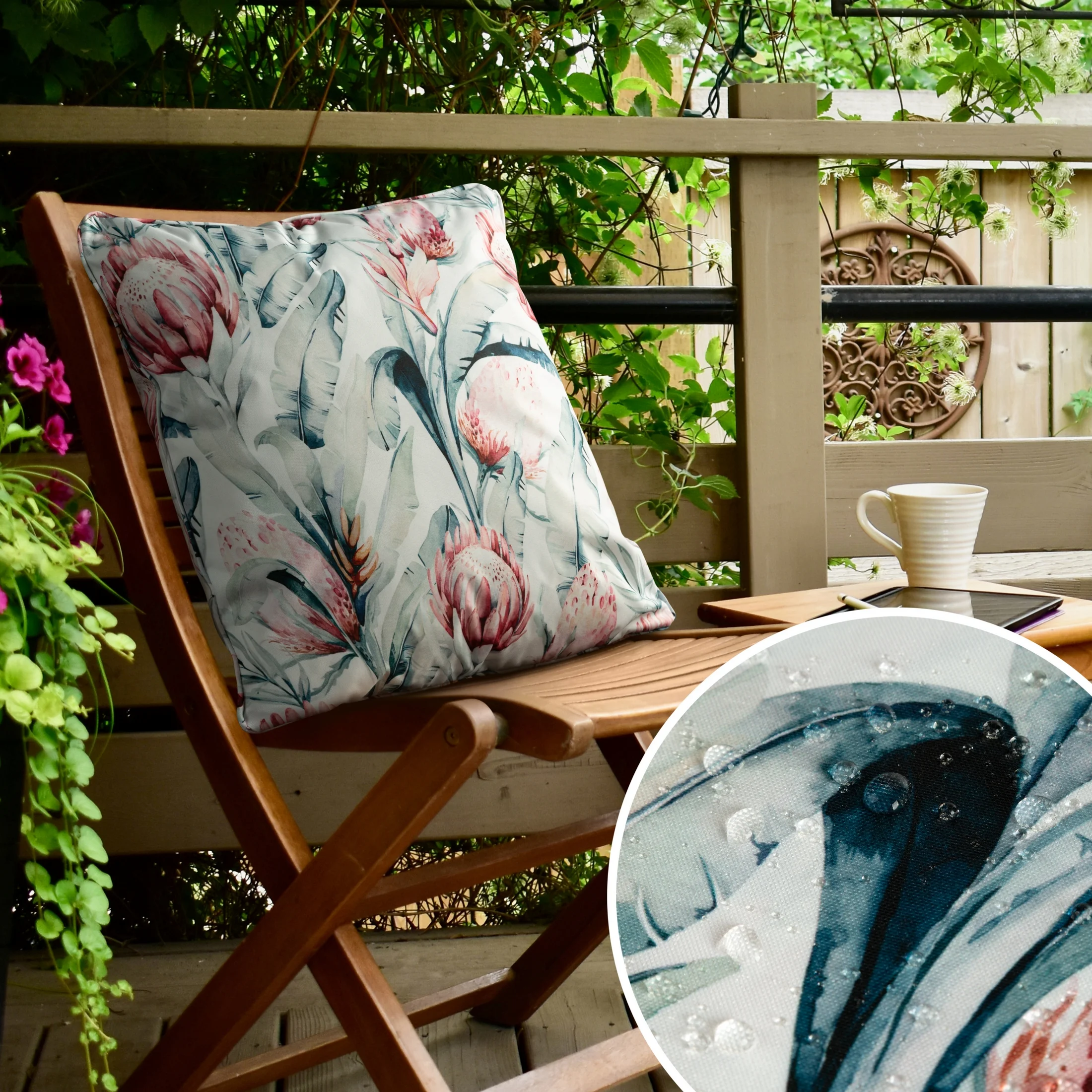 Poszewka na poduszkę 45x45 cm z tkaniny wodoodpornej biało, niebieska idealna na taras oraz balkon zdobiona wzorem kwiatowym GARDEN | eurofirany