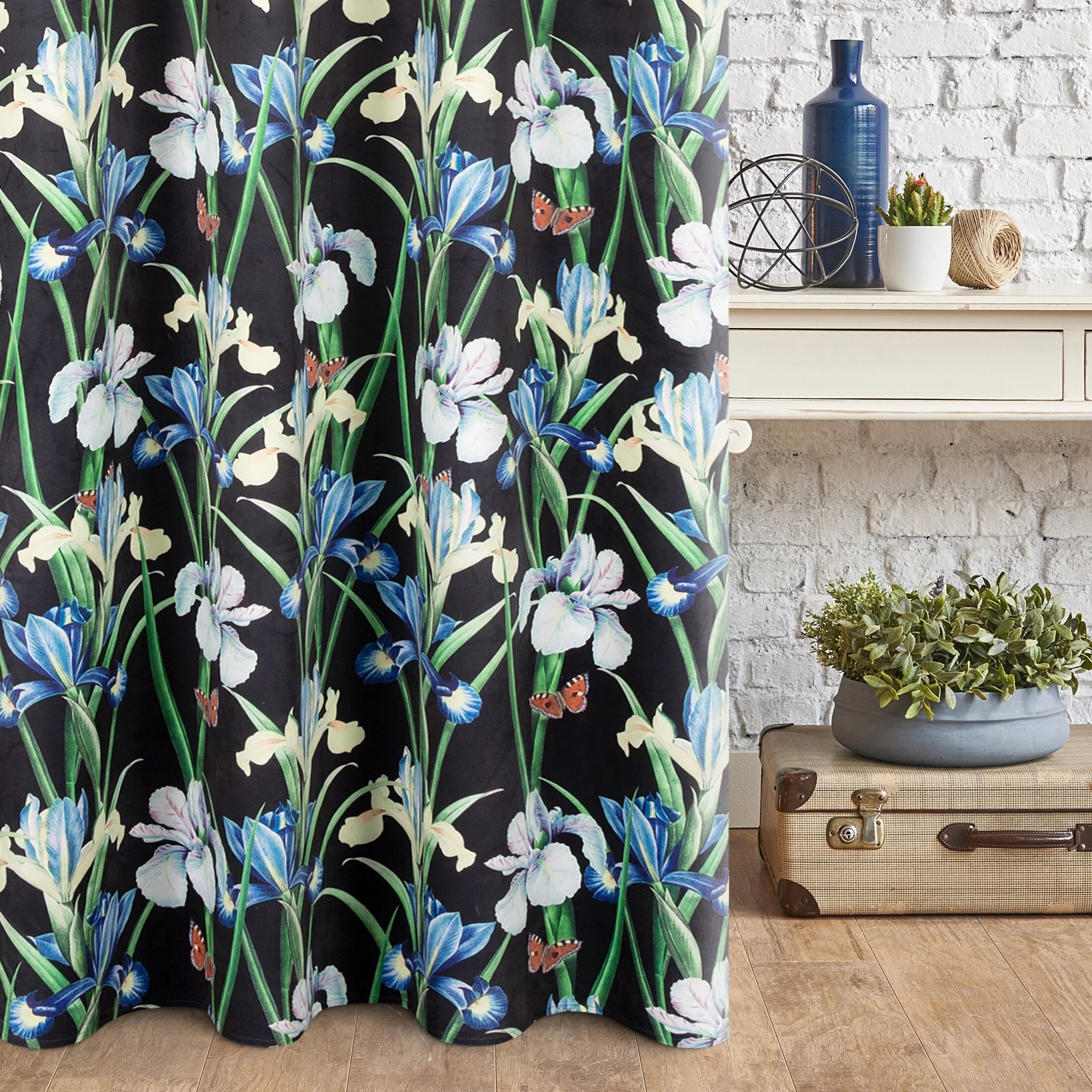 Zasłona czarno, niebieska w kwiaty irysów 140x250 cm przelotka - MAJA | eurofirany