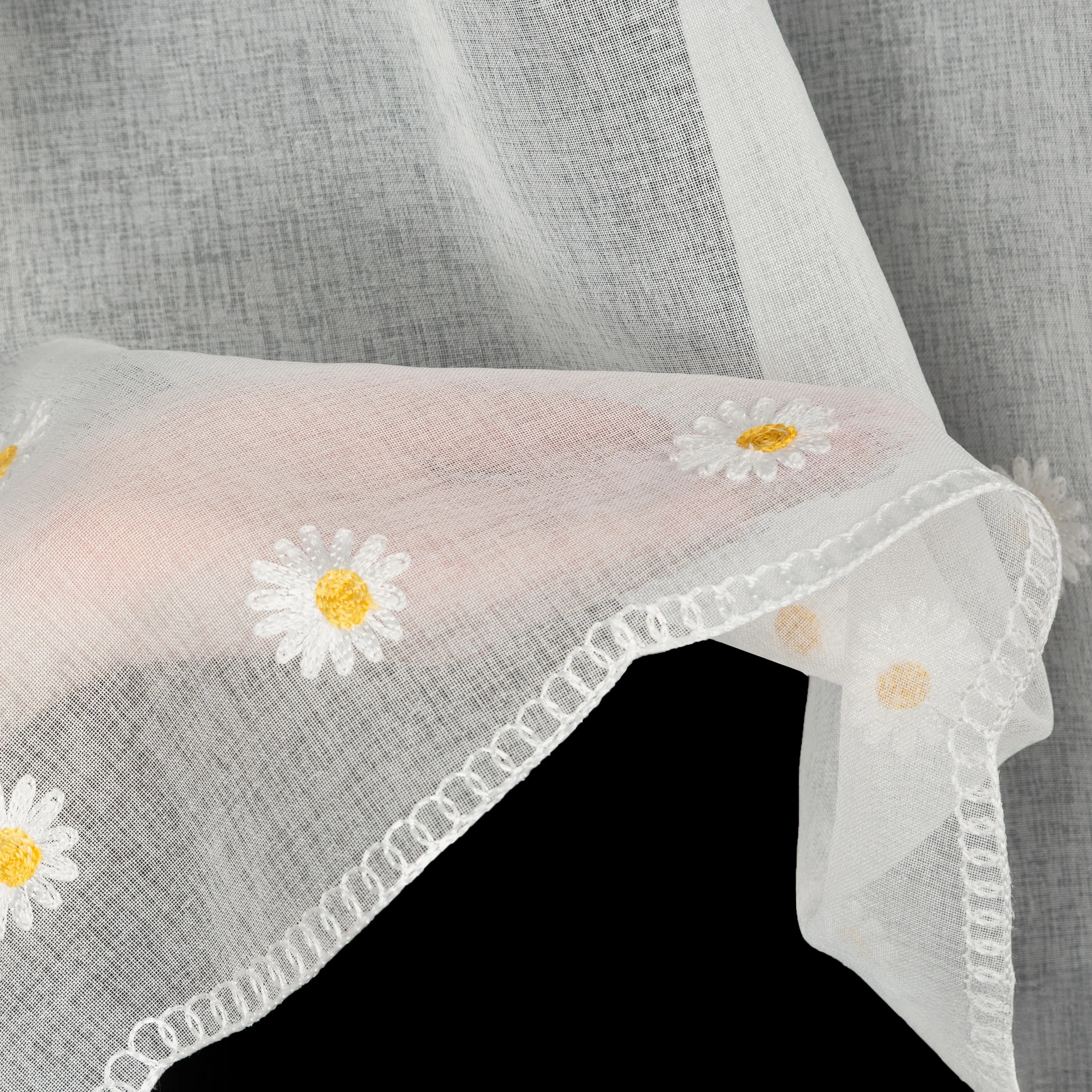 Zazdrostka biała z etaminy zdobiona haftem stokrotek 150x40 cm oczka - BELLIS