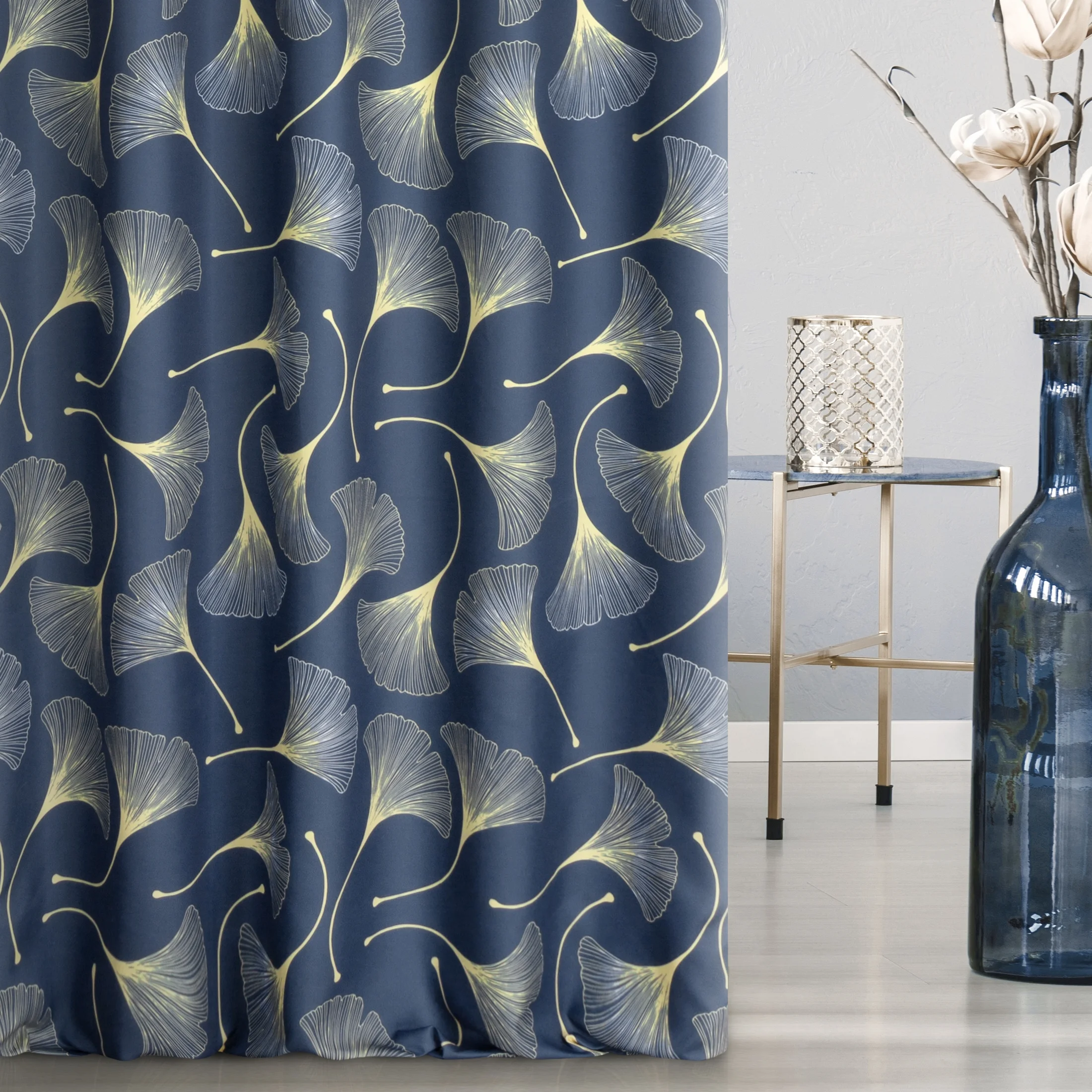 Tkanina zasłonowa o drobnym splocie, z nadrukiem liści miłorzębu