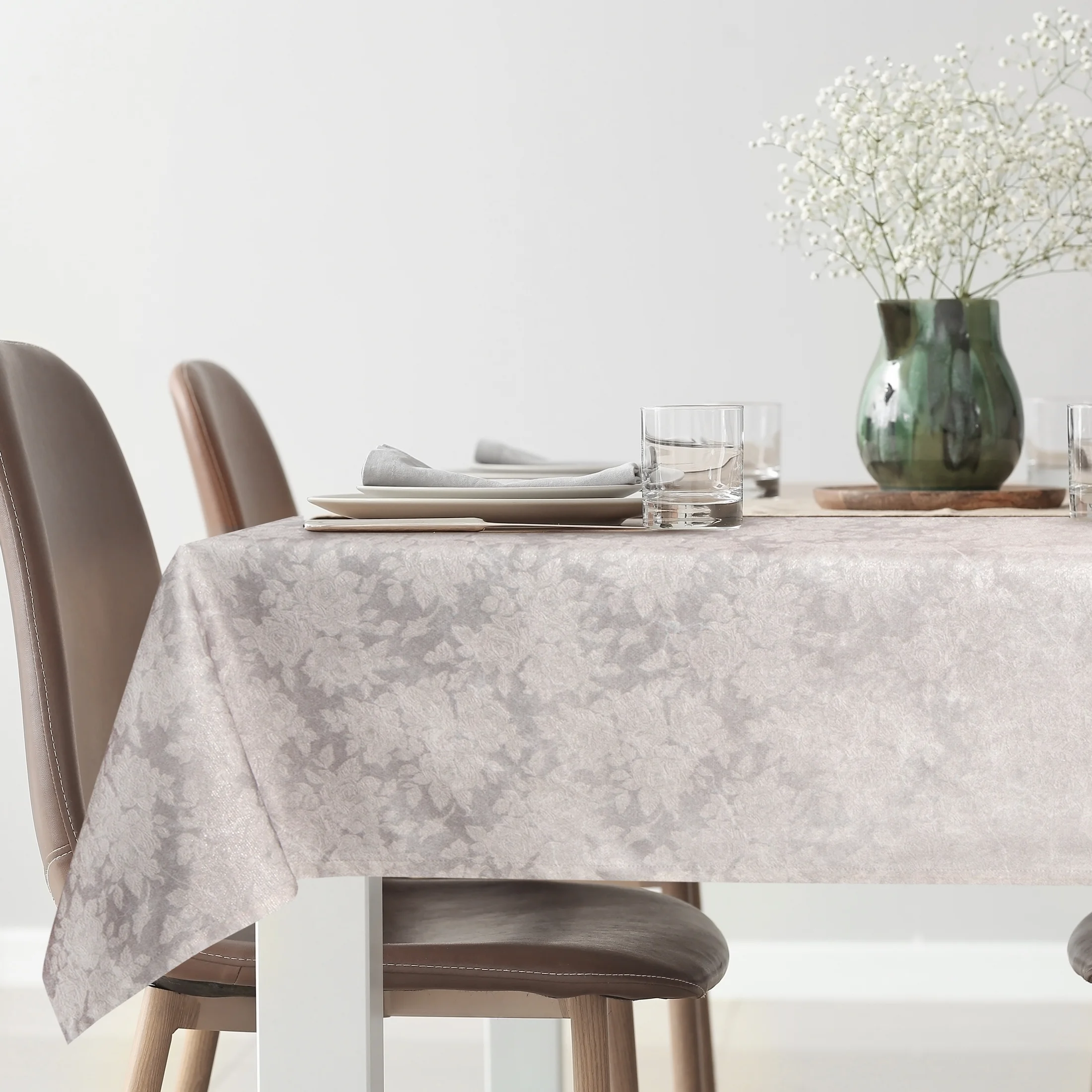 Obrus jasnosrebrny 160x240 cm INES z motywem kwiatów przetykany srebrną nicią