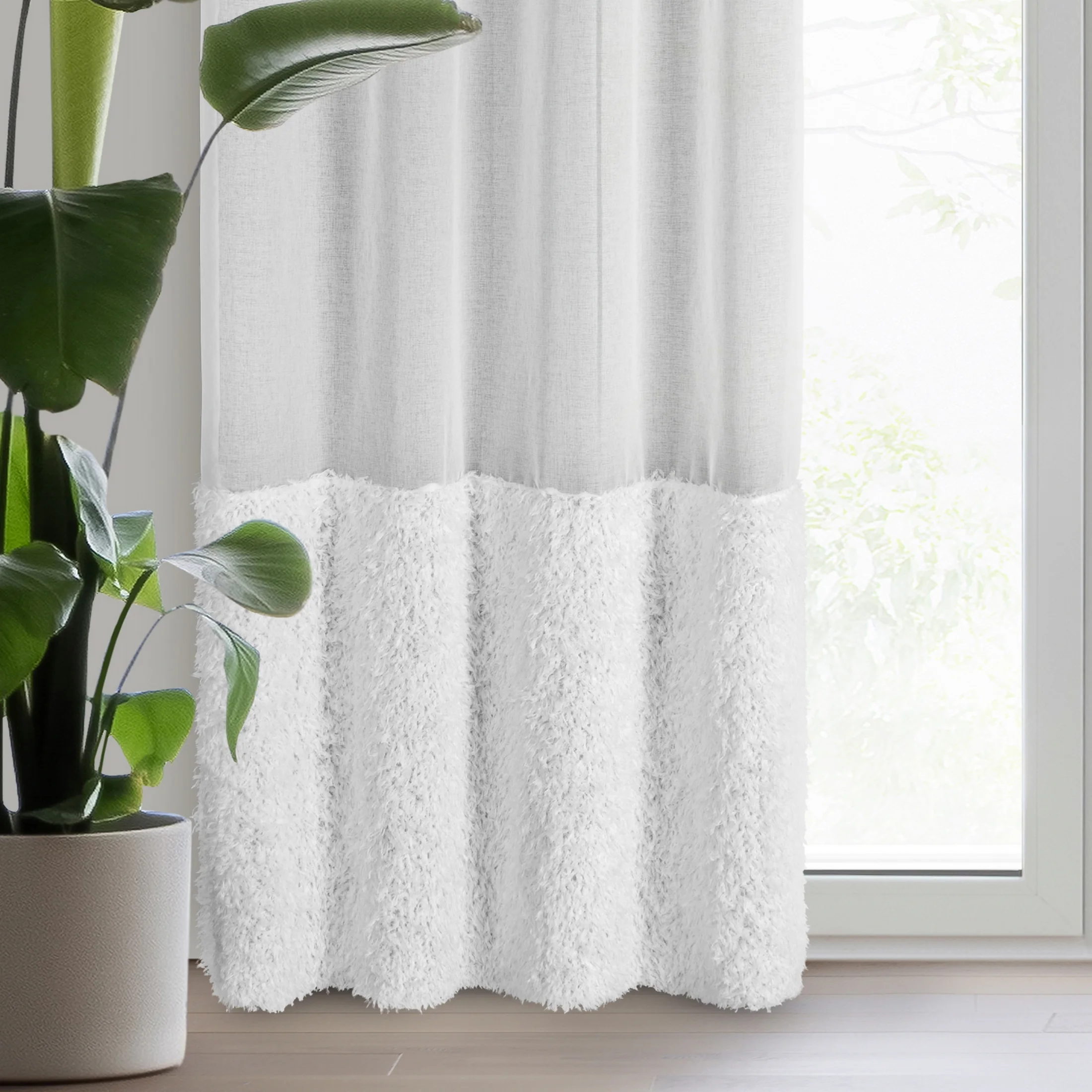 Firana biała z etaminy zdobiona w dolnej cześci firany puszystą futrzaną aplikacją 140x270 cm taśma MARION | eurofirany