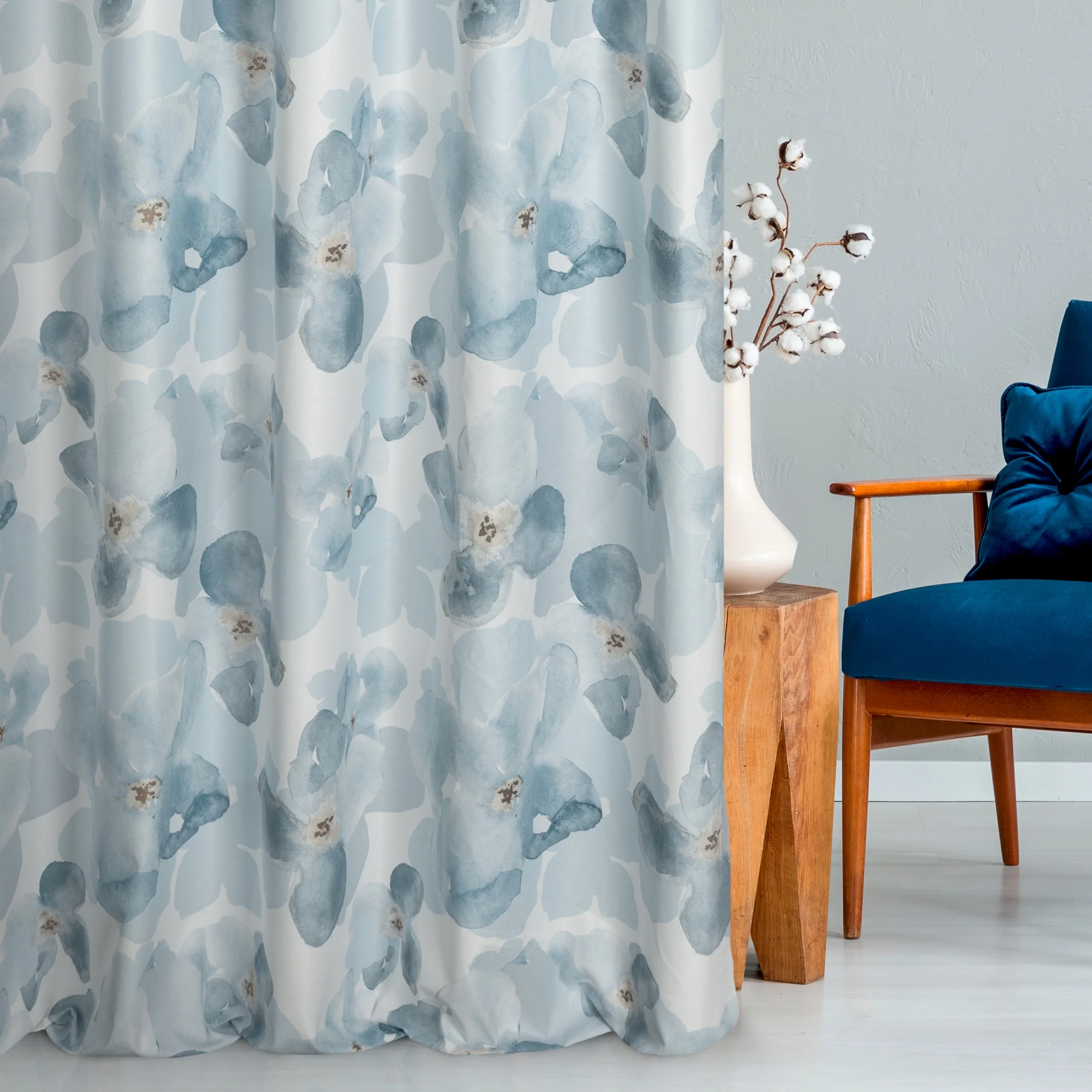 Tkanina zasłonowa miękka, o lekkim splocie, z malarskim kwiatowym nadrukiem