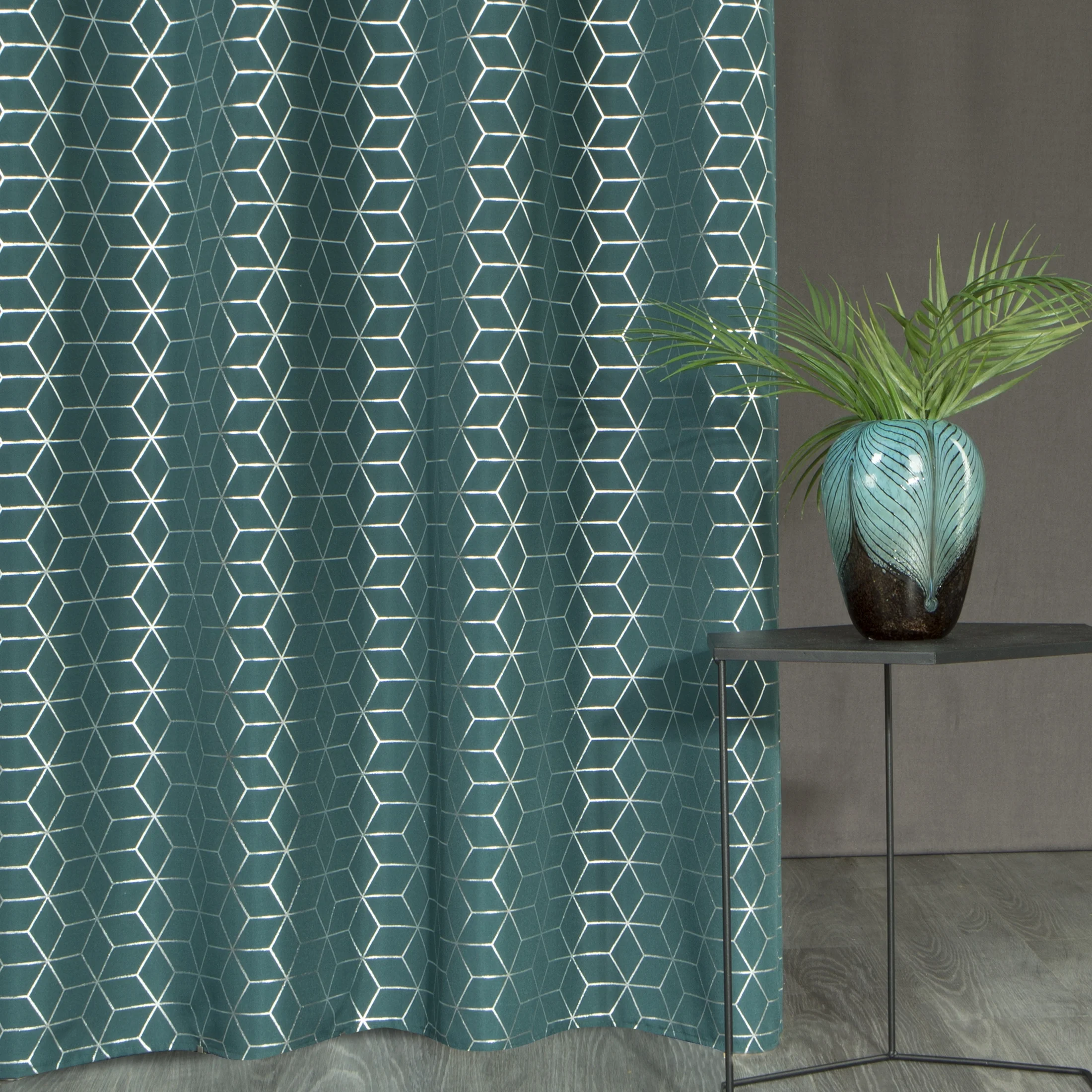 Zasłona ciemnoturkusowo, srebrna z geometrycznym wzorem 140x250 cm przelotka - CUBE | eurofirany