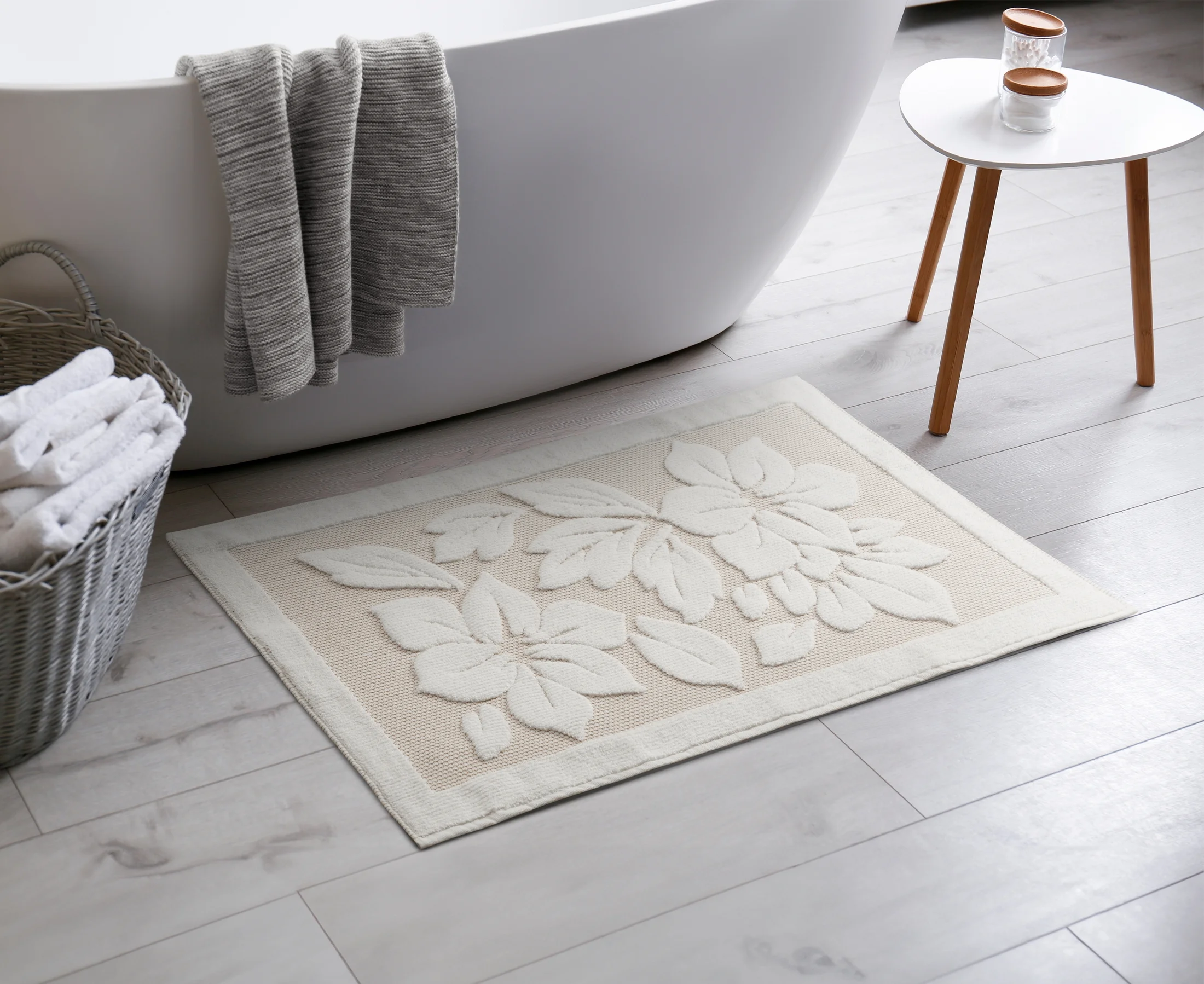 Dywanik łazienkowy bawełniany 60x95 cm zdobiony wytłaczanym roślinnym motywem