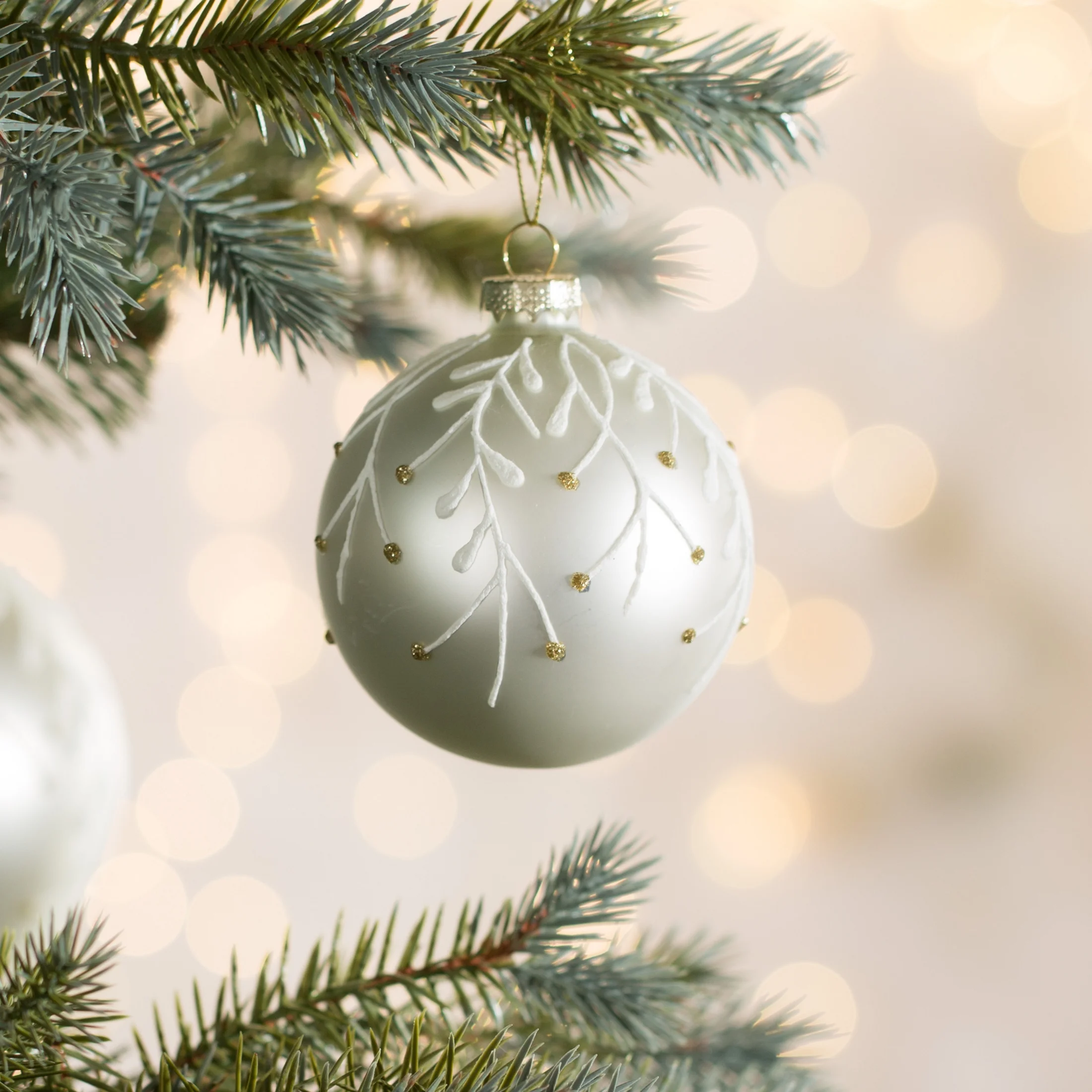 Szklana bombka choinkowa ręcznie zdobiona wzorem gałązek | 