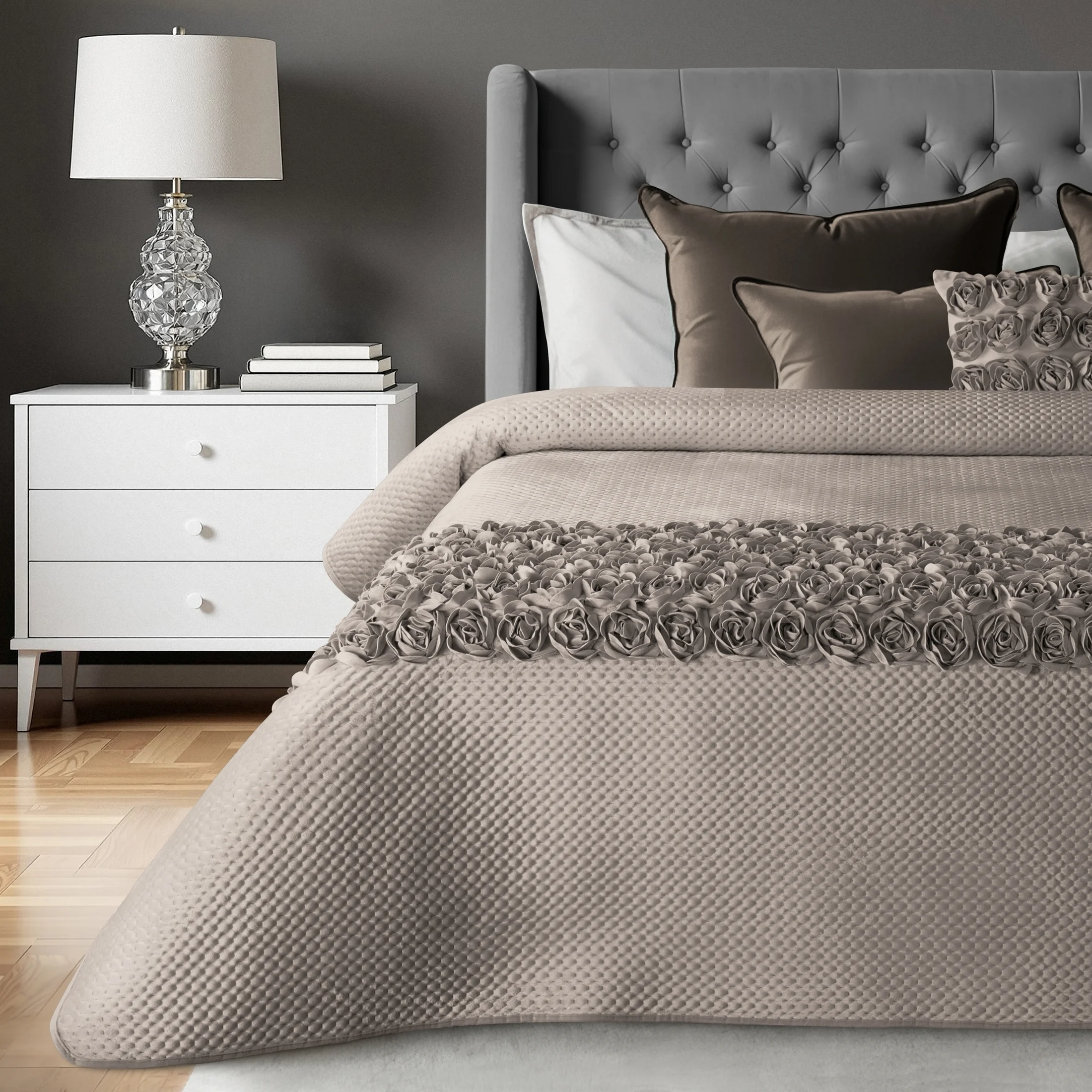 Narzuta welwetowa beżowa 170x210 cm zdobiona pasem róż 3D ROSES Eva Minge | eurofirany