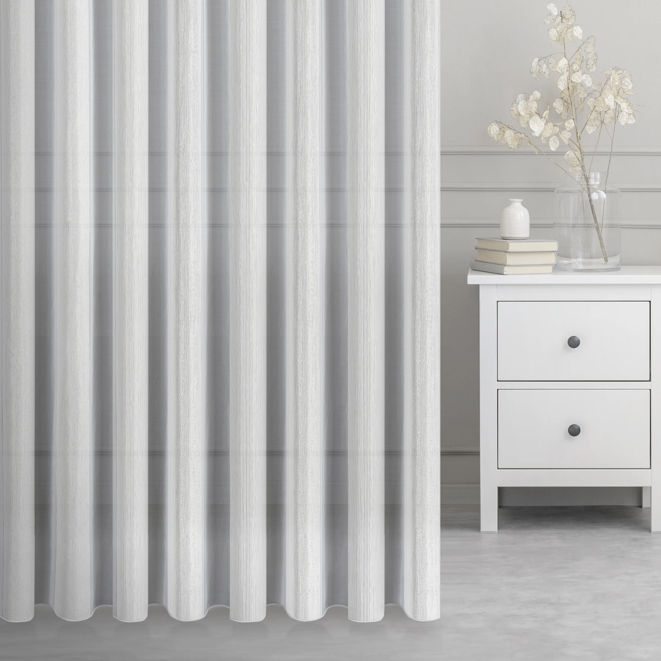 Tkanina firanowa, matowa z pionowymi szerokimi pasami, wykończona obciążnikiem z kolekcji Eva Minge