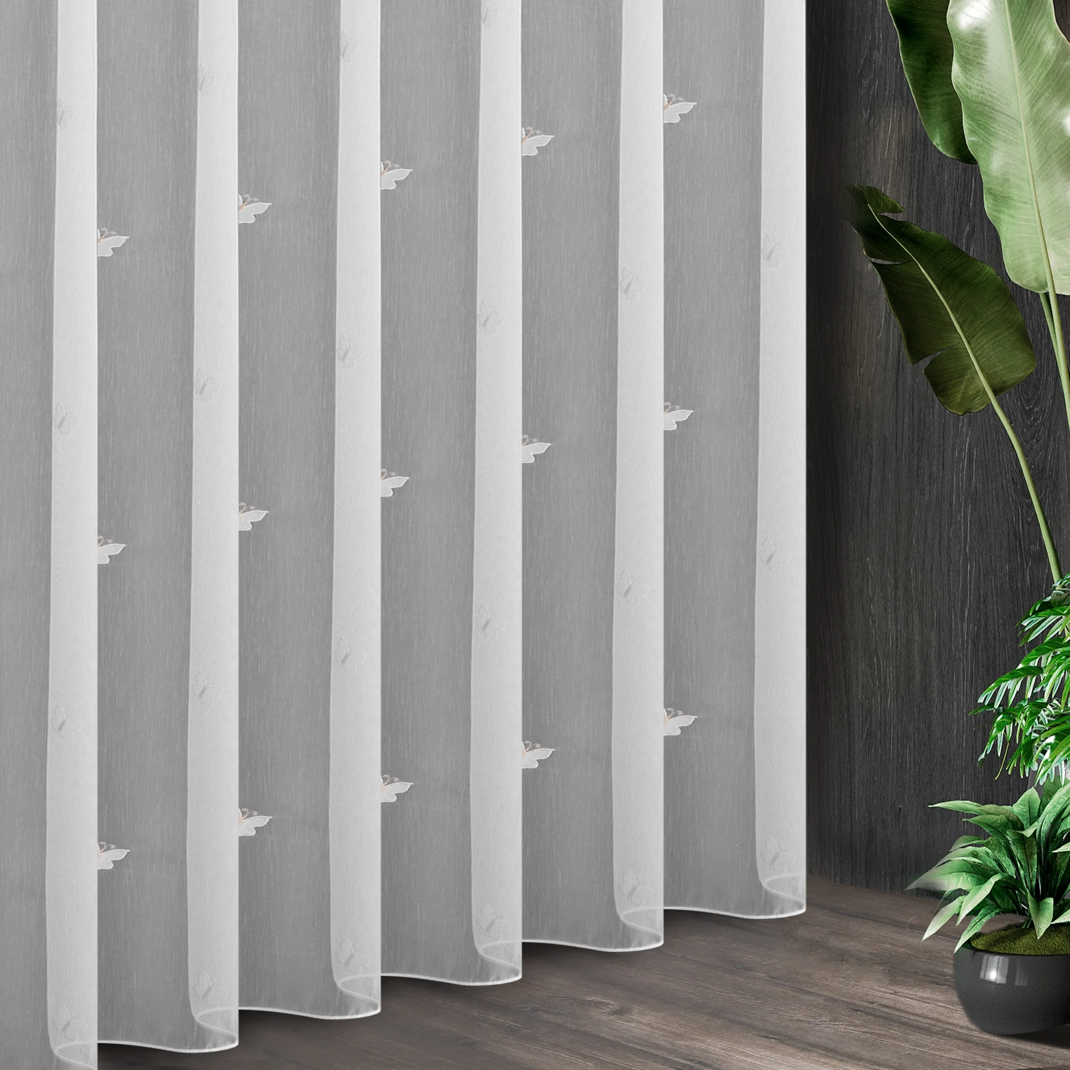 Tkanina firanowa aden z haftem w motylki, wykończona obciążnikiem