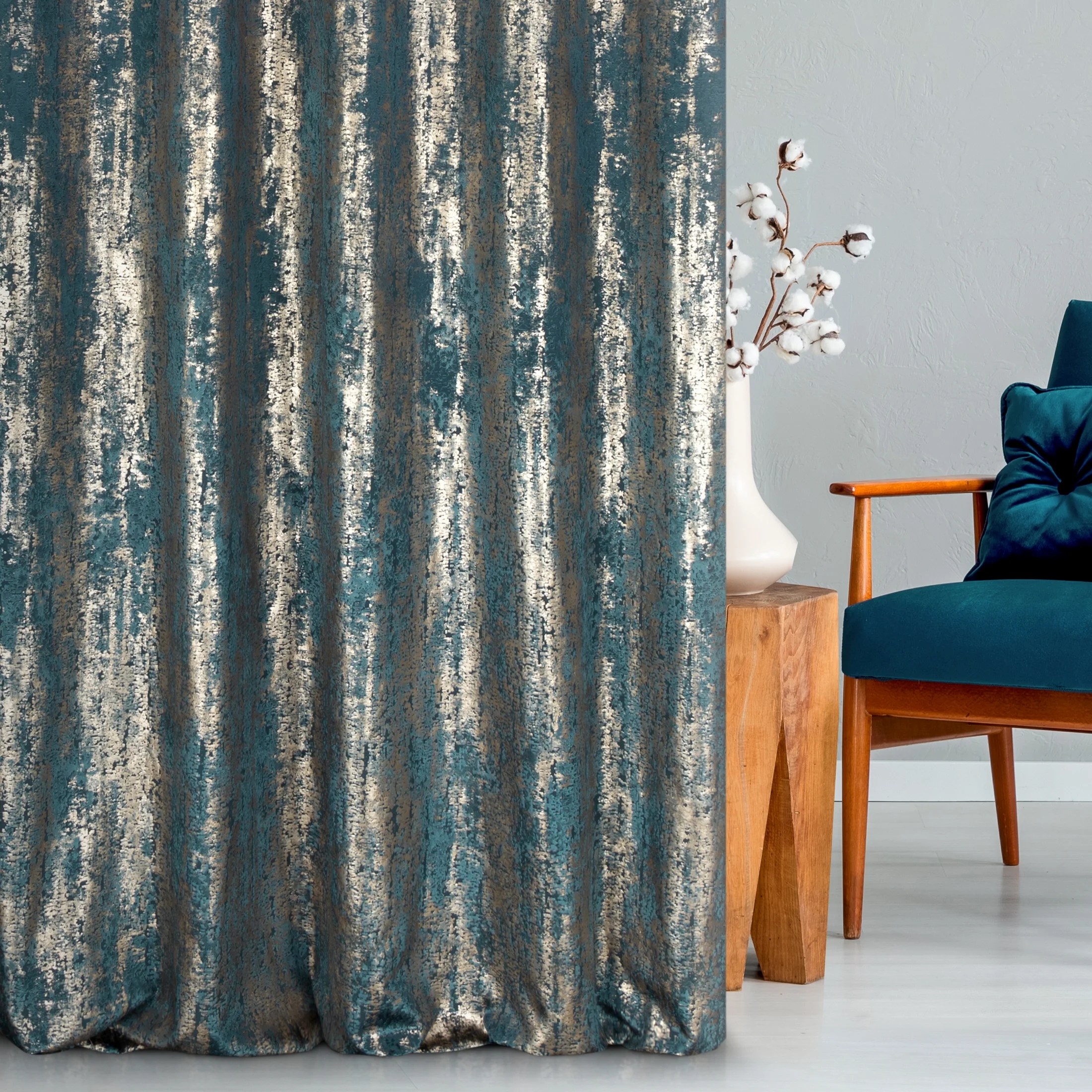 Tkanina zasłonowa, gruba, welwetowa z wzorem w formie przecierki, z błyszczącym złotym nadrukiem, wzór marmurkowy z kolekcji Pierre Cardin