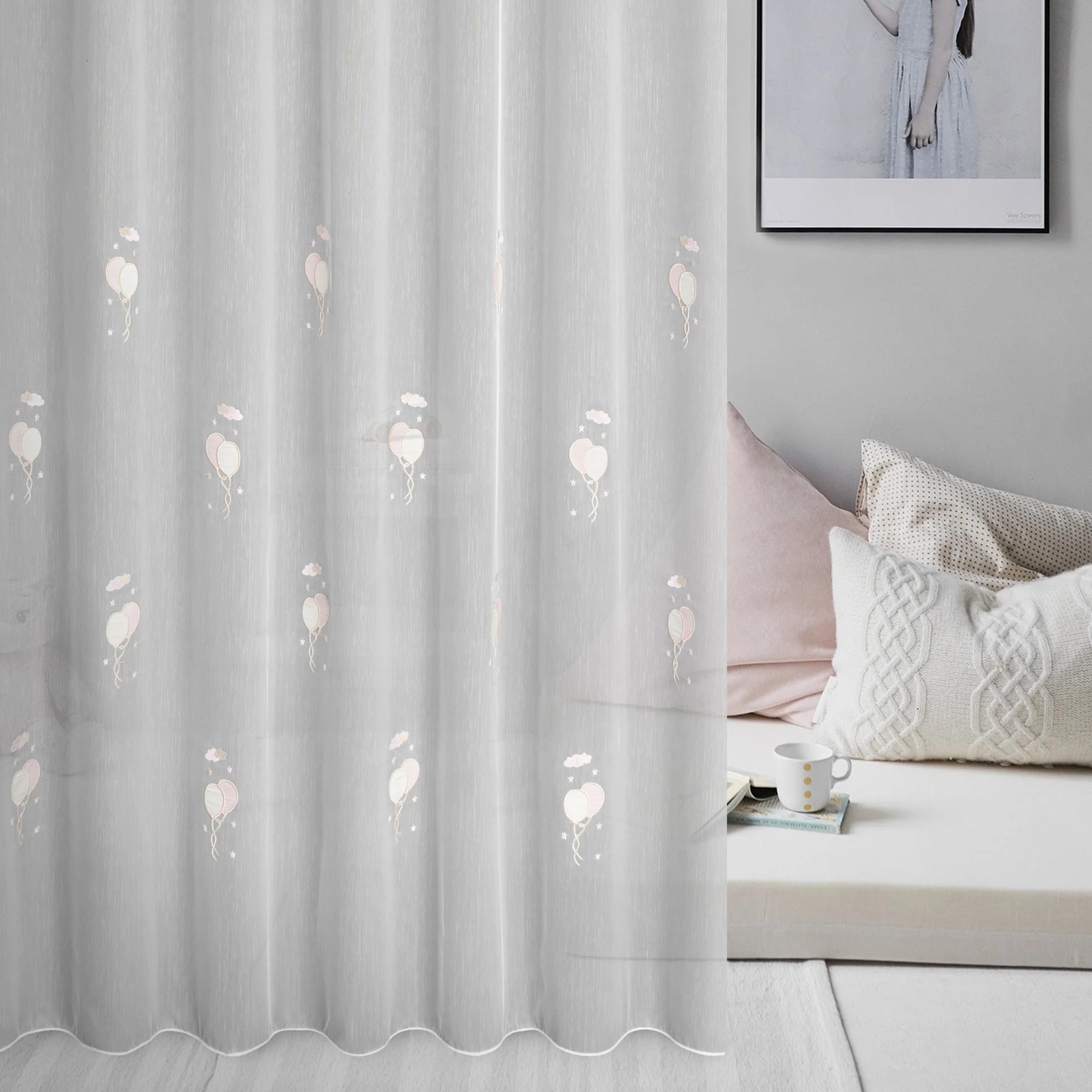 Tkanina firanowa typu peru zdobiona dziecięcą aplikacją