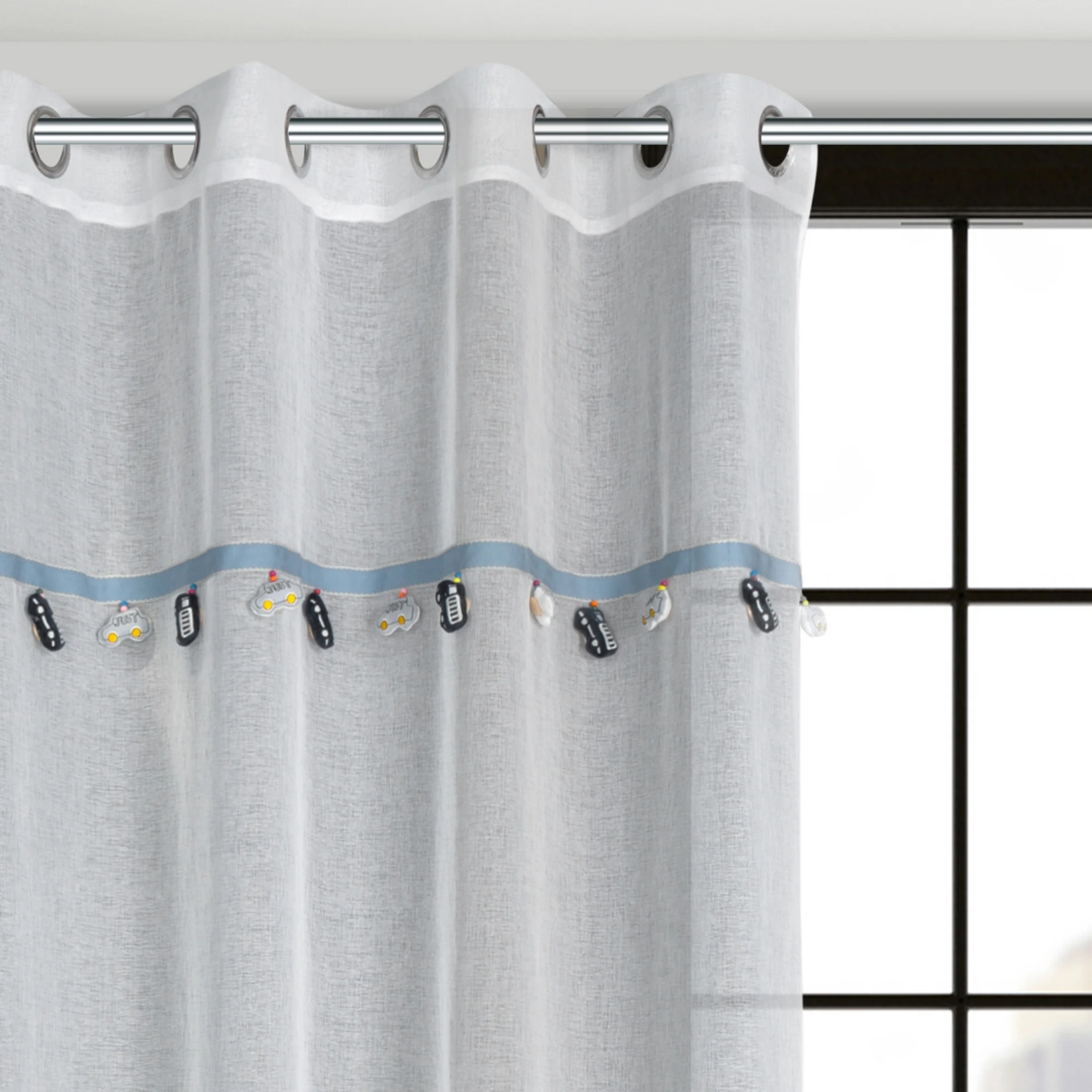 Firana biała z etaminy zdobiona taśmą dekoracyjną z wiszącymi trójwymiarowymi samochodzikami 140x250 cm przelotka CAR | eurofirany