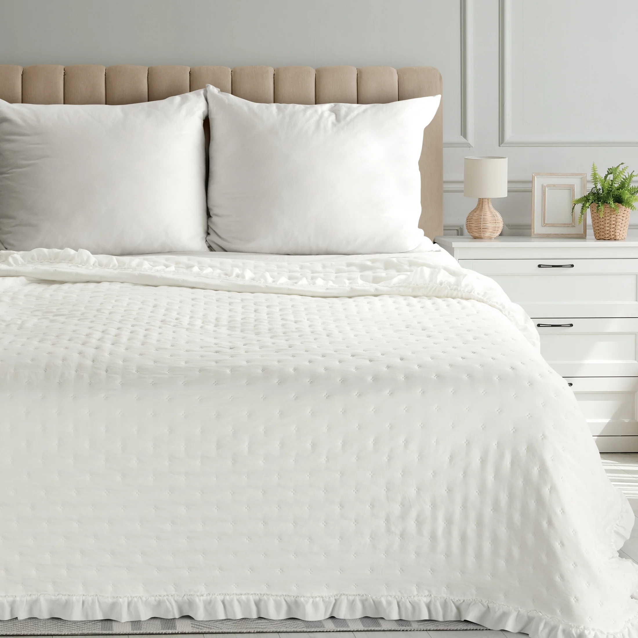 Narzuta kremowa 200x220 cm obszyta falbaną pikowana techniką hot press LIBI 3 Eurofirany Classic | eurofirany