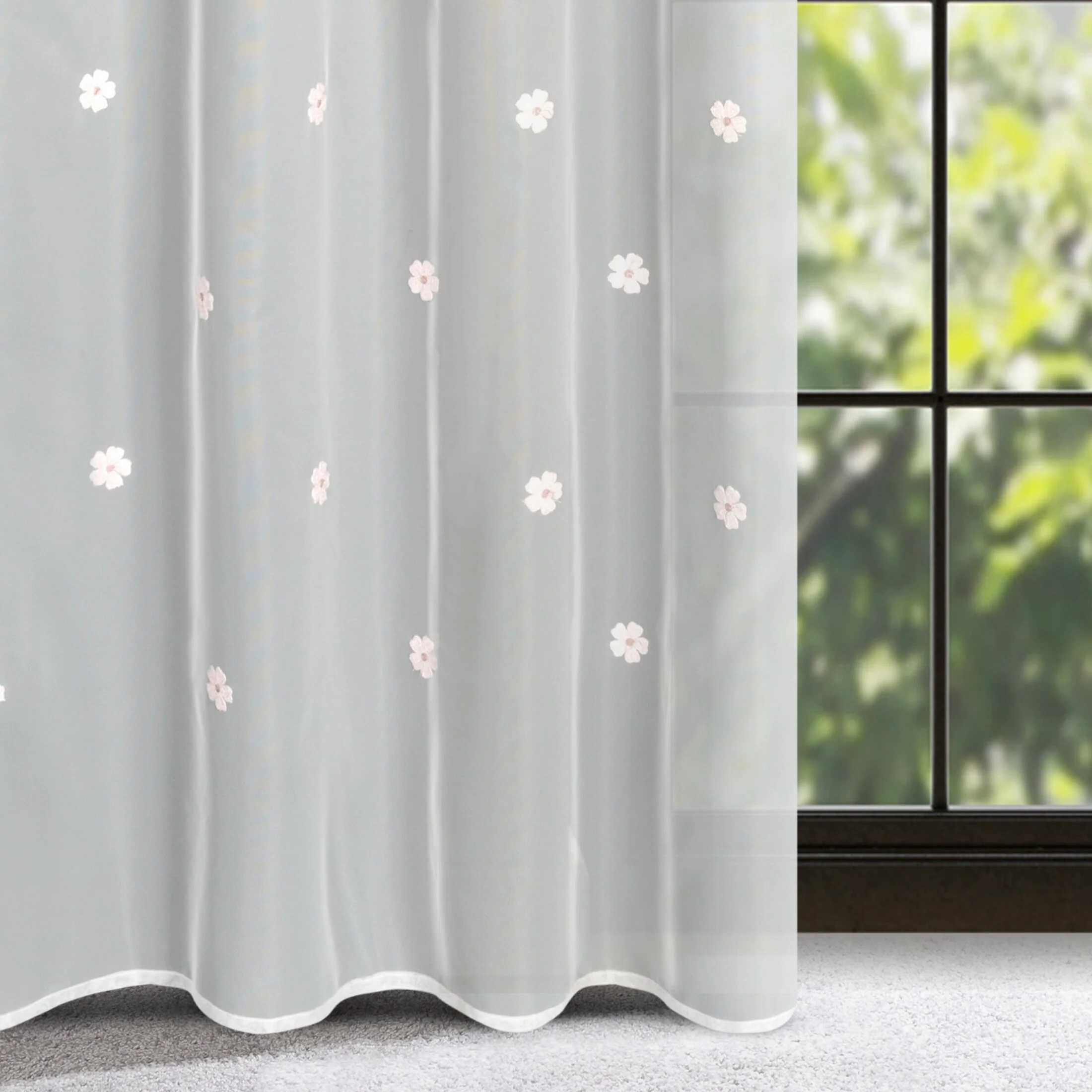 Firana biało, różowa z kwiatuszkami haftowanymi puszystą nicią 140x250 cm przelotka ELSA | eurofirany