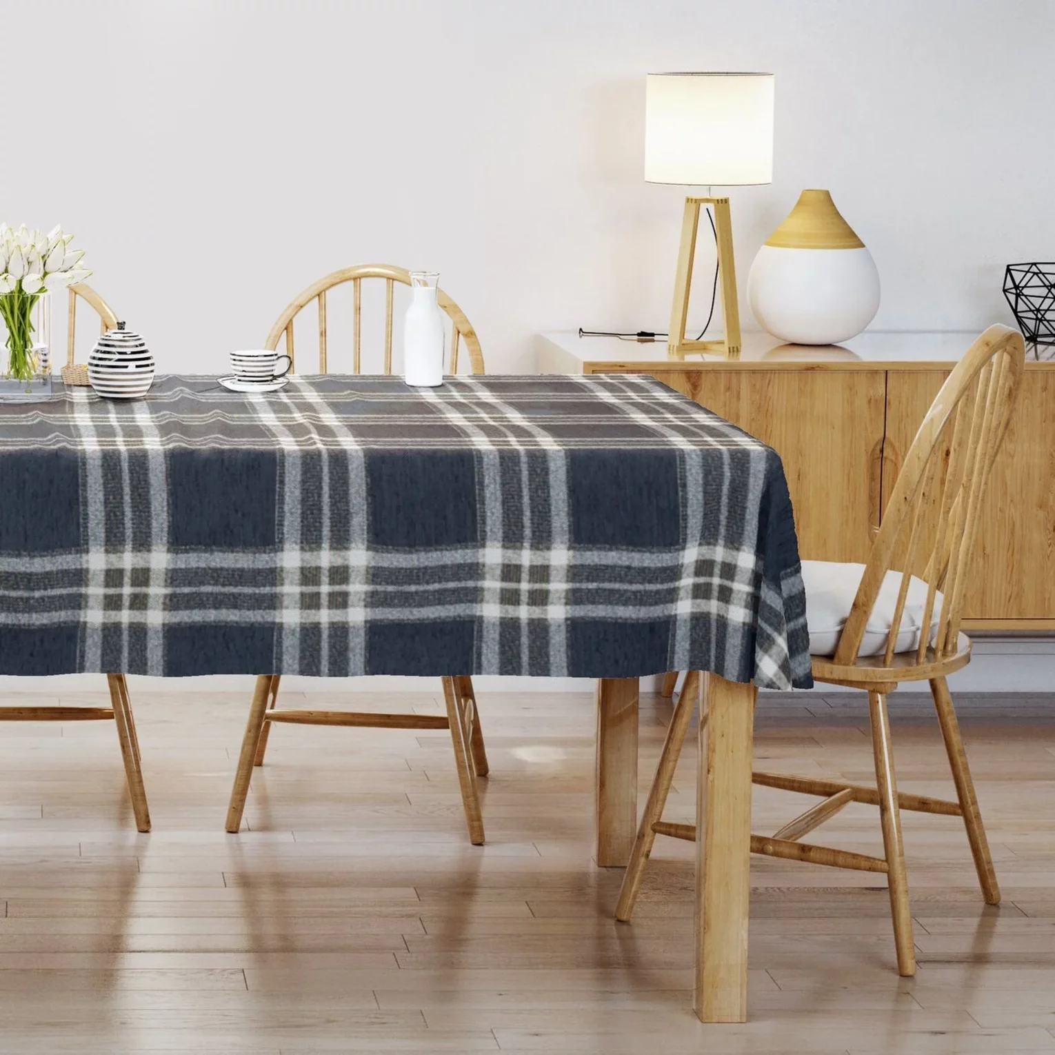 Obrus na wymiar granatowo naturalny z grubej, szenilowej tkaniny w elegancką kratę