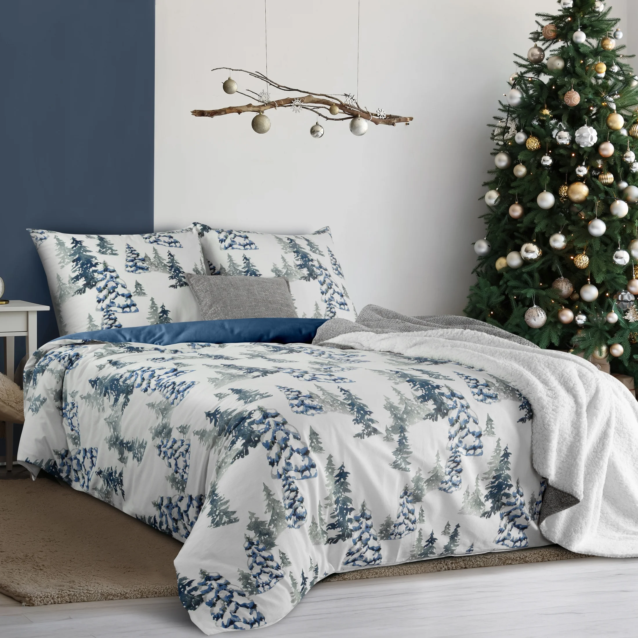 Pościel świąteczna 140x200 cm z bawełny ranforce, kolor biały, granatowy zdobiona nadrukiem zimowym NATAL | eurofirany