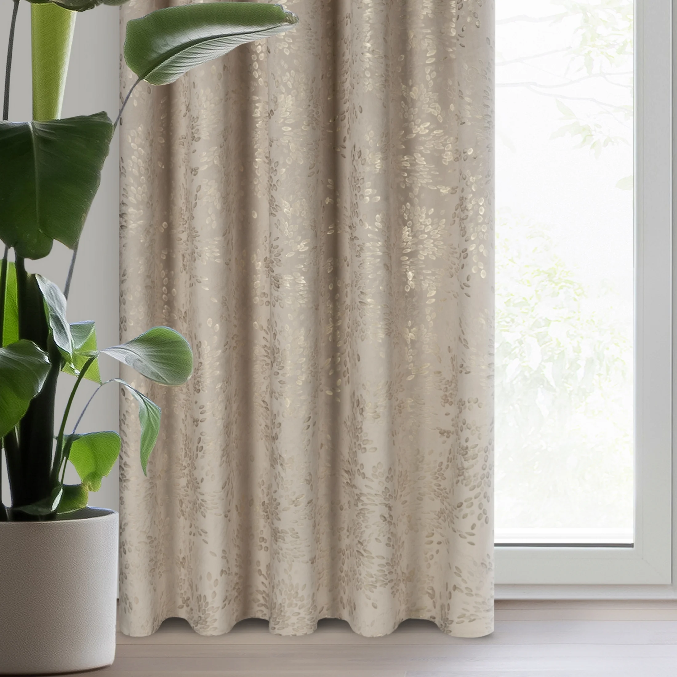 Zasłona beżowa zdobiona błyszczącym nadrukiem liści, welwetowa 140x270 cm taśma FELIS | eurofirany